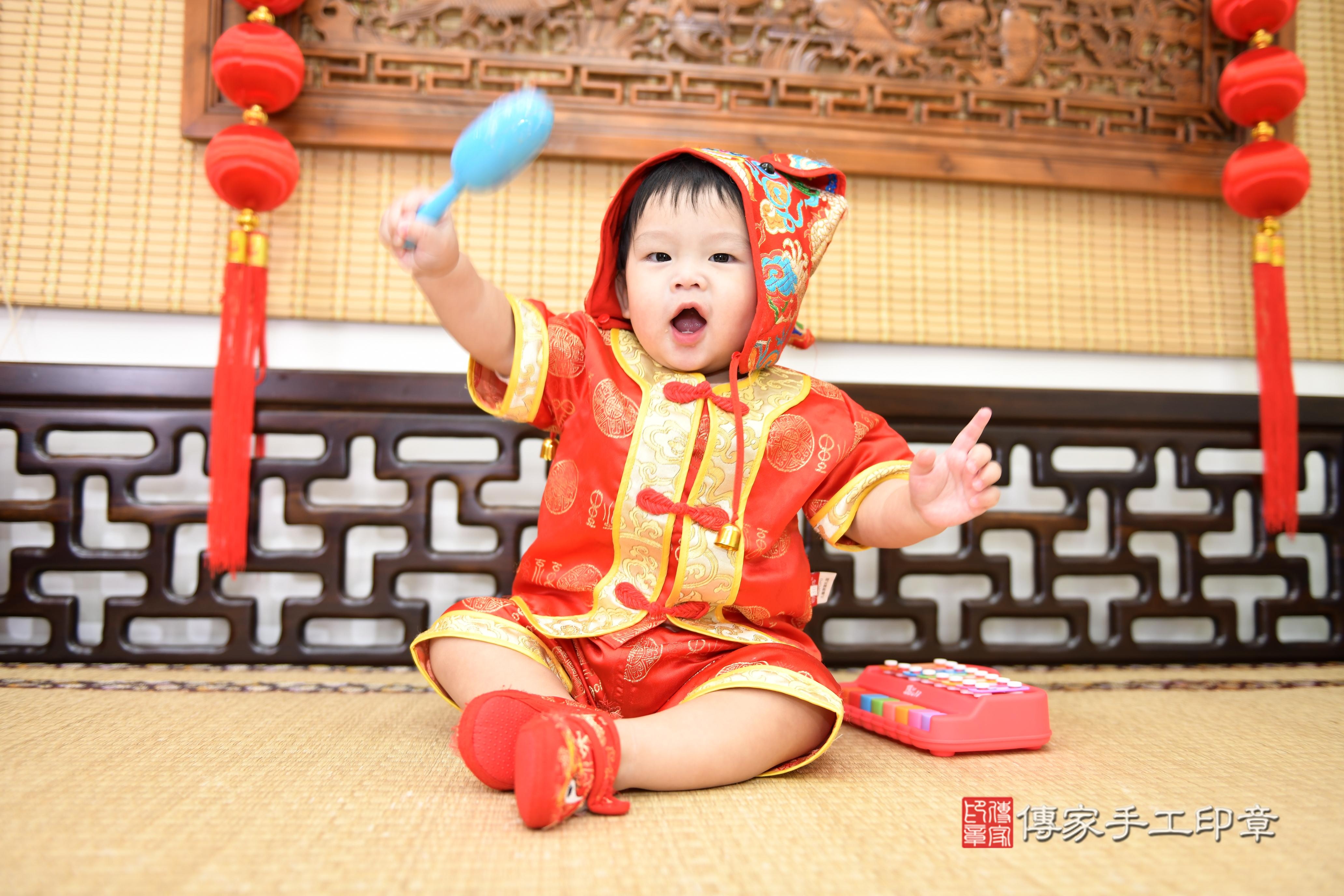 傳家手工印章台南店、抓周、度脺、美式風會場、傳家嬰兒古禮、吉祥話、抓周道具物品24種、拍照。抓周證書。寶寶抓周、滿周歲、生日快樂、祝福
