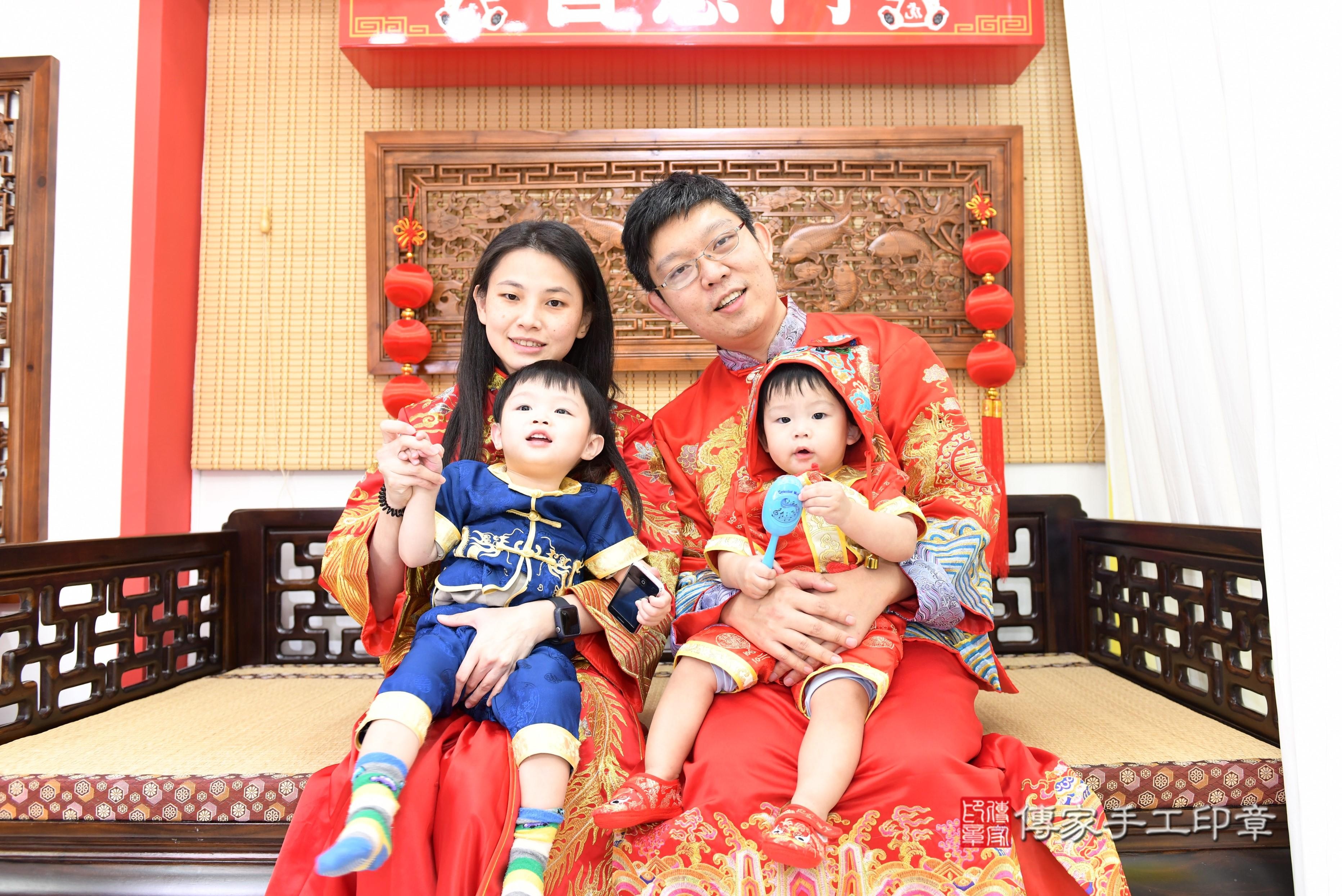 傳家手工印章台南店、抓周、度脺、美式風會場、傳家嬰兒古禮、吉祥話、抓周道具物品24種、拍照。抓周證書。寶寶抓周、滿周歲、生日快樂、祝福