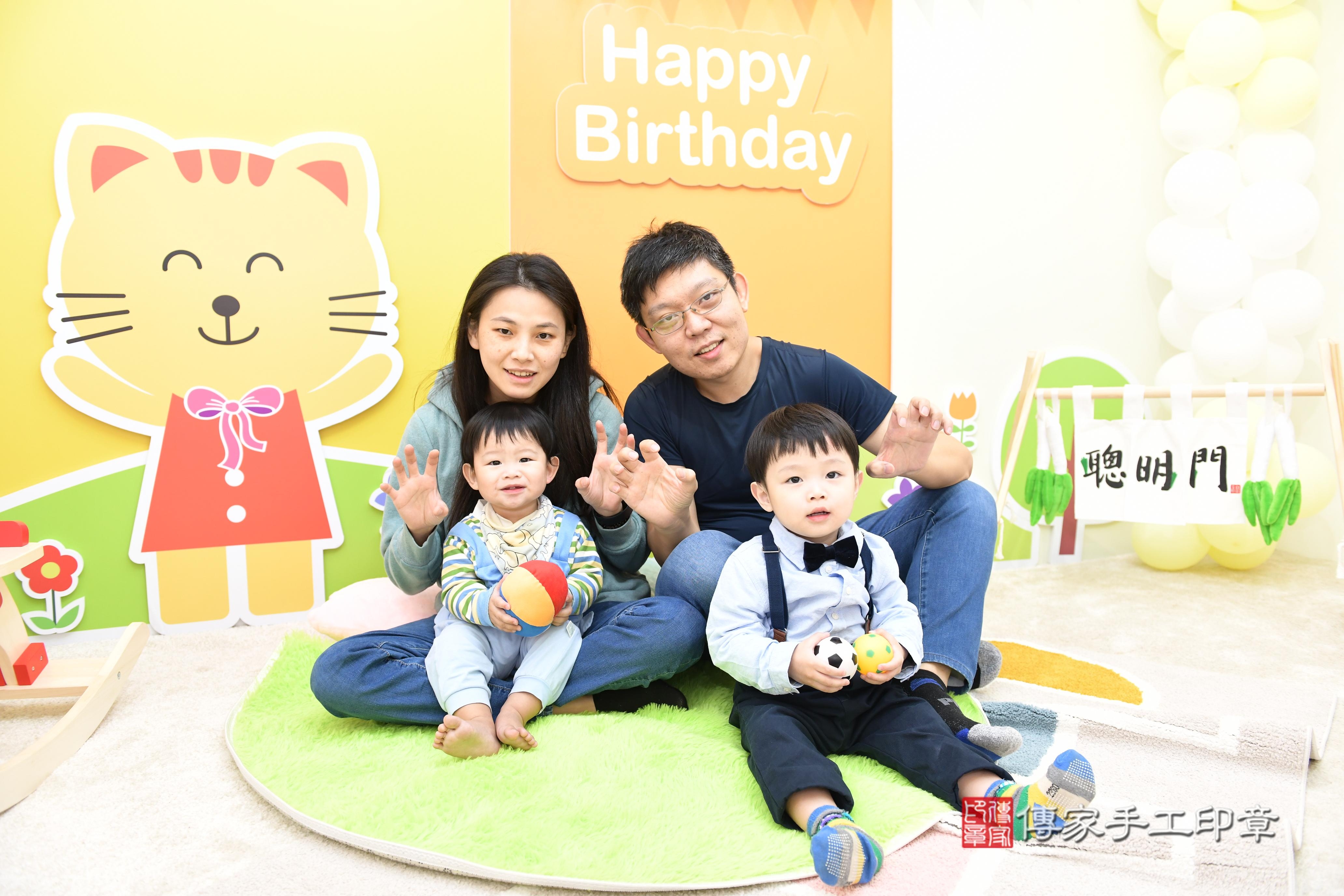 傳家手工印章台南店、抓周、度脺、美式風會場、傳家嬰兒古禮、吉祥話、抓周道具物品24種、拍照。抓周證書。寶寶抓周、滿周歲、生日快樂、祝福