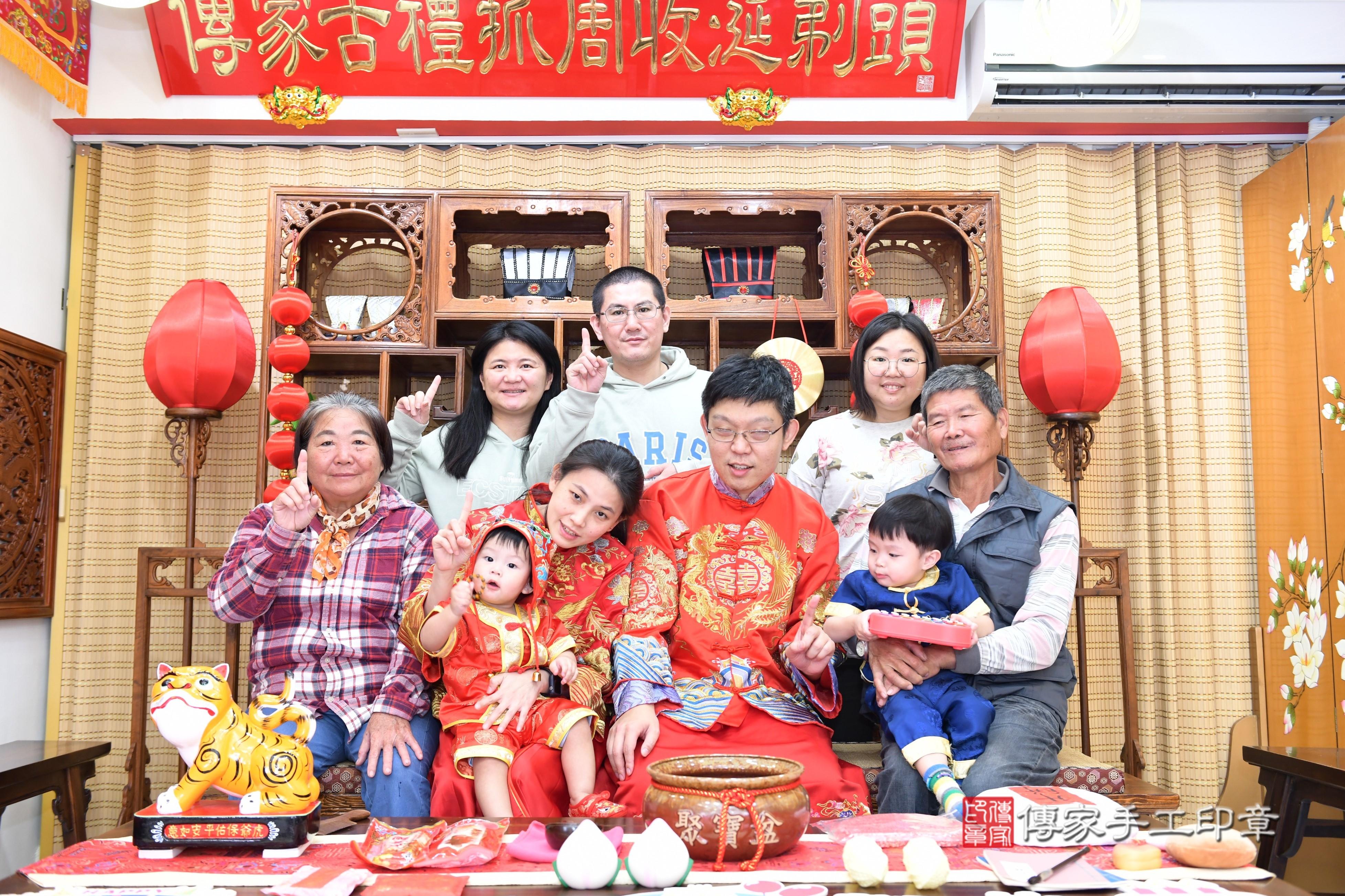 傳家手工印章台南店、抓周、度脺、美式風會場、傳家嬰兒古禮、吉祥話、抓周道具物品24種、拍照。抓周證書。寶寶抓周、滿周歲、生日快樂、祝福