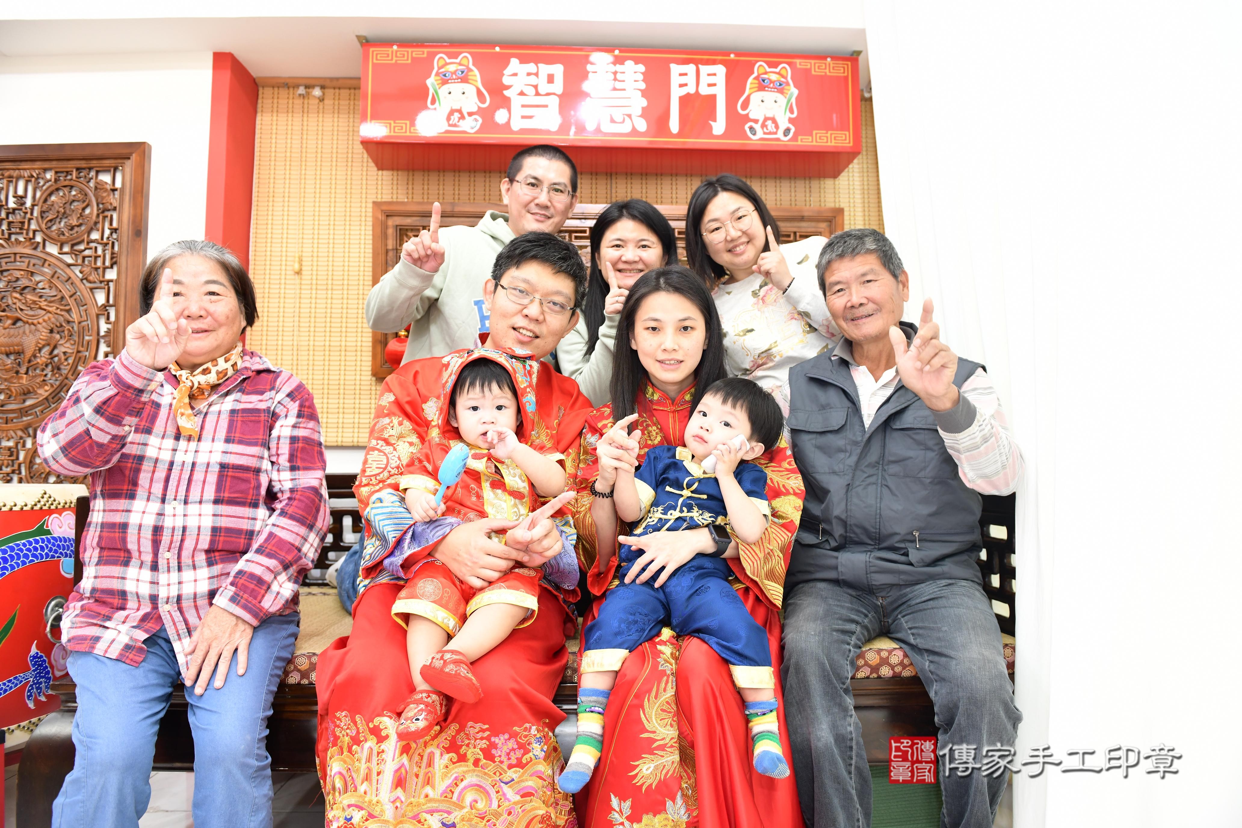 傳家手工印章台南店、抓周、度脺、美式風會場、傳家嬰兒古禮、吉祥話、抓周道具物品24種、拍照。抓周證書。寶寶抓周、滿周歲、生日快樂、祝福