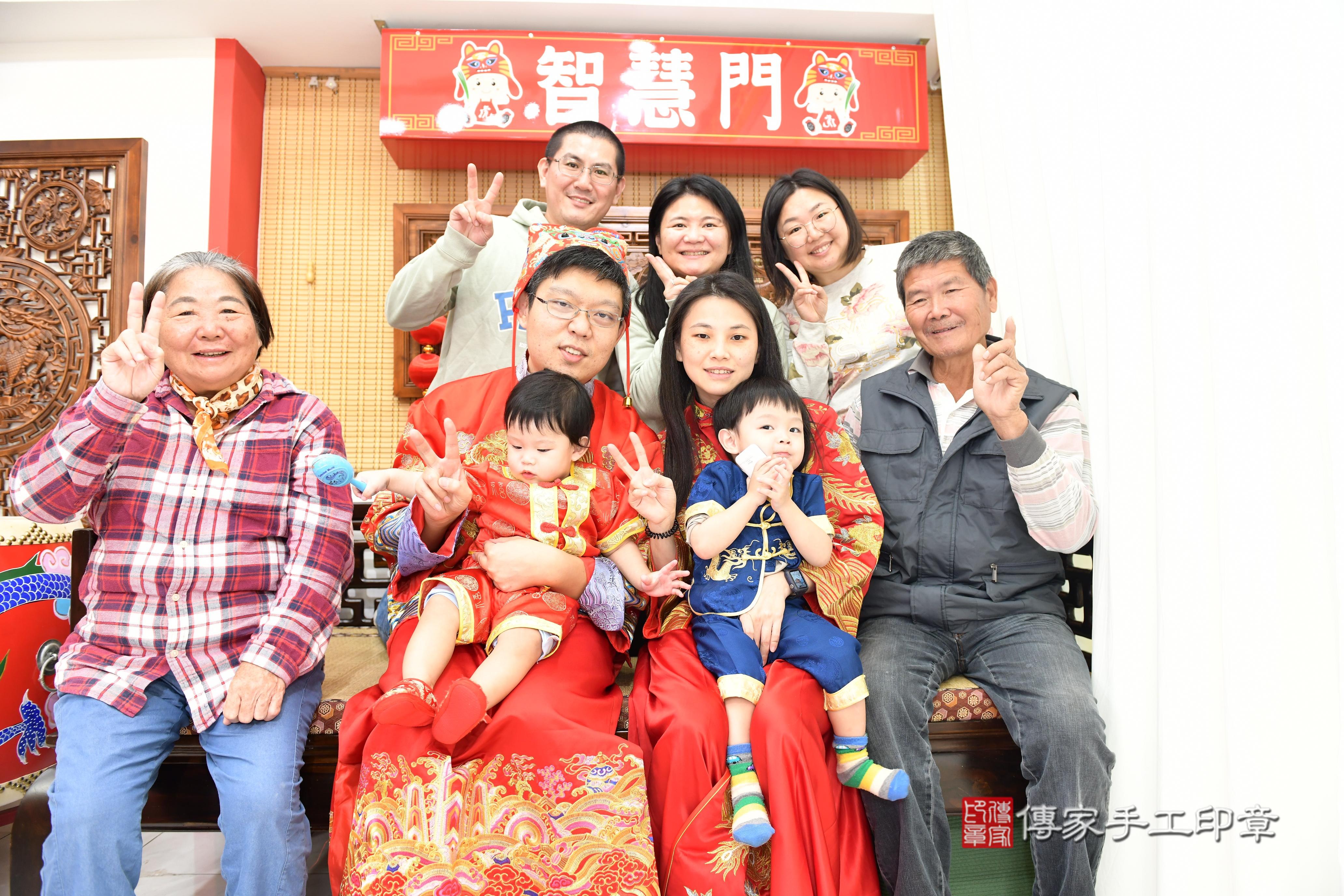 傳家手工印章台南店、抓周、度脺、美式風會場、傳家嬰兒古禮、吉祥話、抓周道具物品24種、拍照。抓周證書。寶寶抓周、滿周歲、生日快樂、祝福