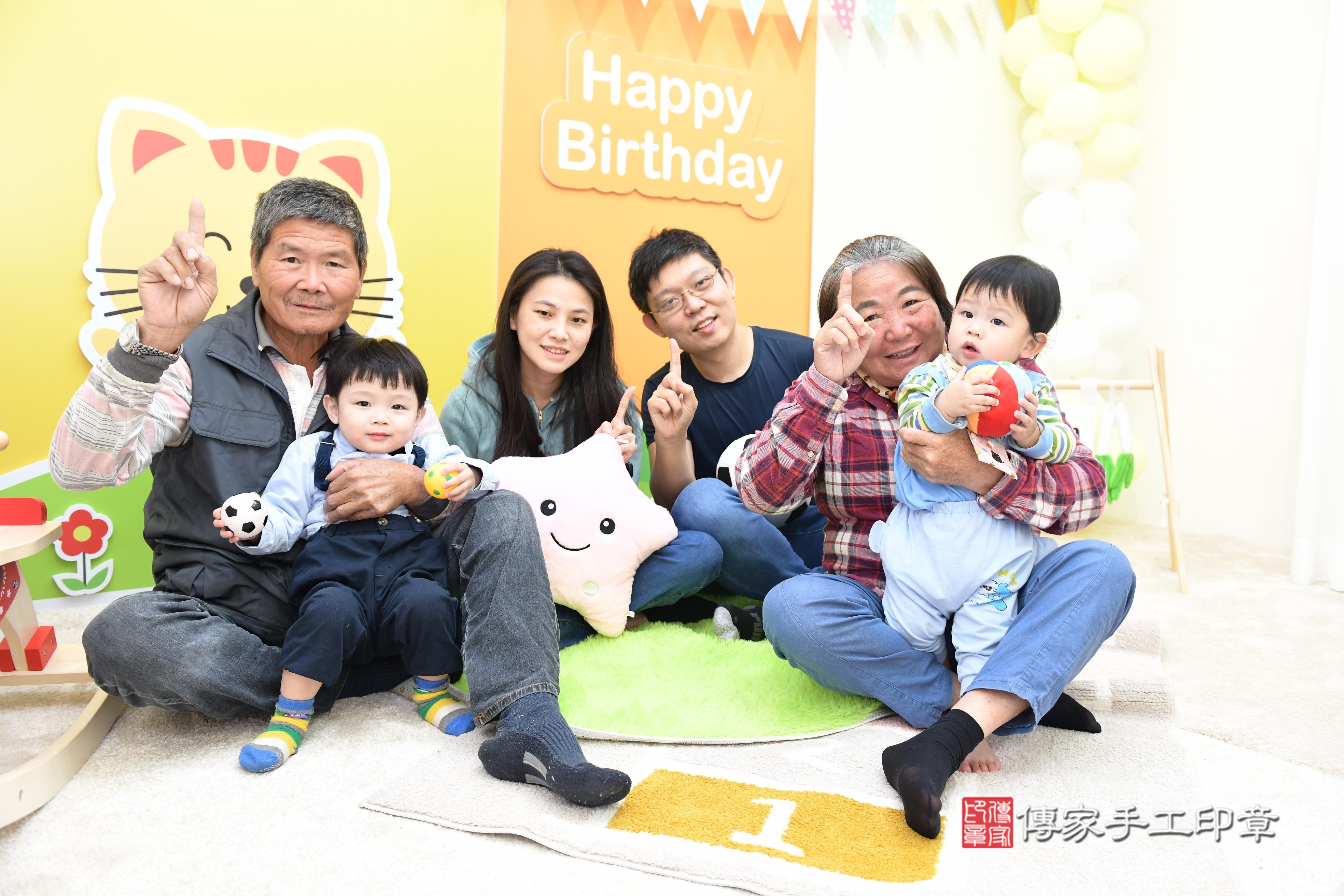 傳家手工印章台南店、抓周、度脺、美式風會場、傳家嬰兒古禮、吉祥話、抓周道具物品24種、拍照。抓周證書。寶寶抓周、滿周歲、生日快樂、祝福