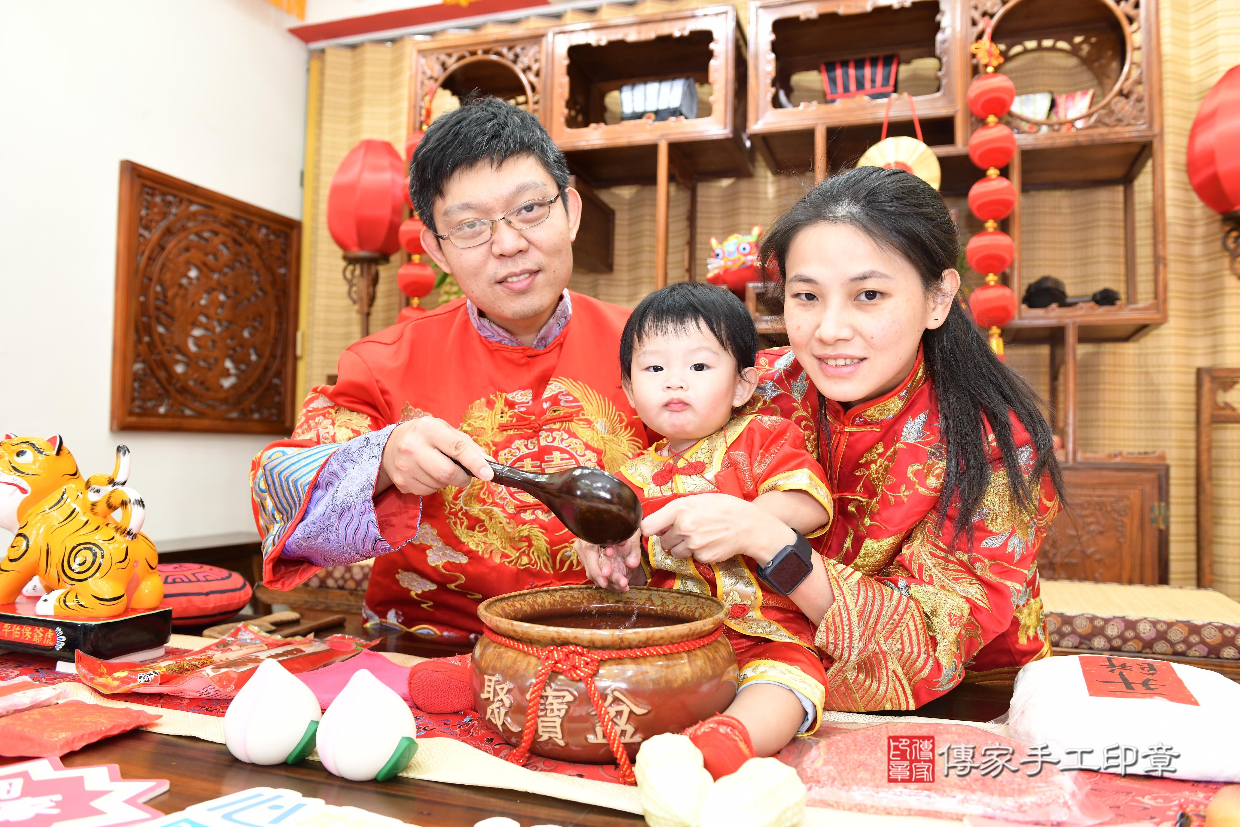 傳家手工印章台南店、抓周、度脺、美式風會場、傳家嬰兒古禮、吉祥話、抓周道具物品24種、拍照。抓周證書。寶寶抓周、滿周歲、生日快樂、祝福