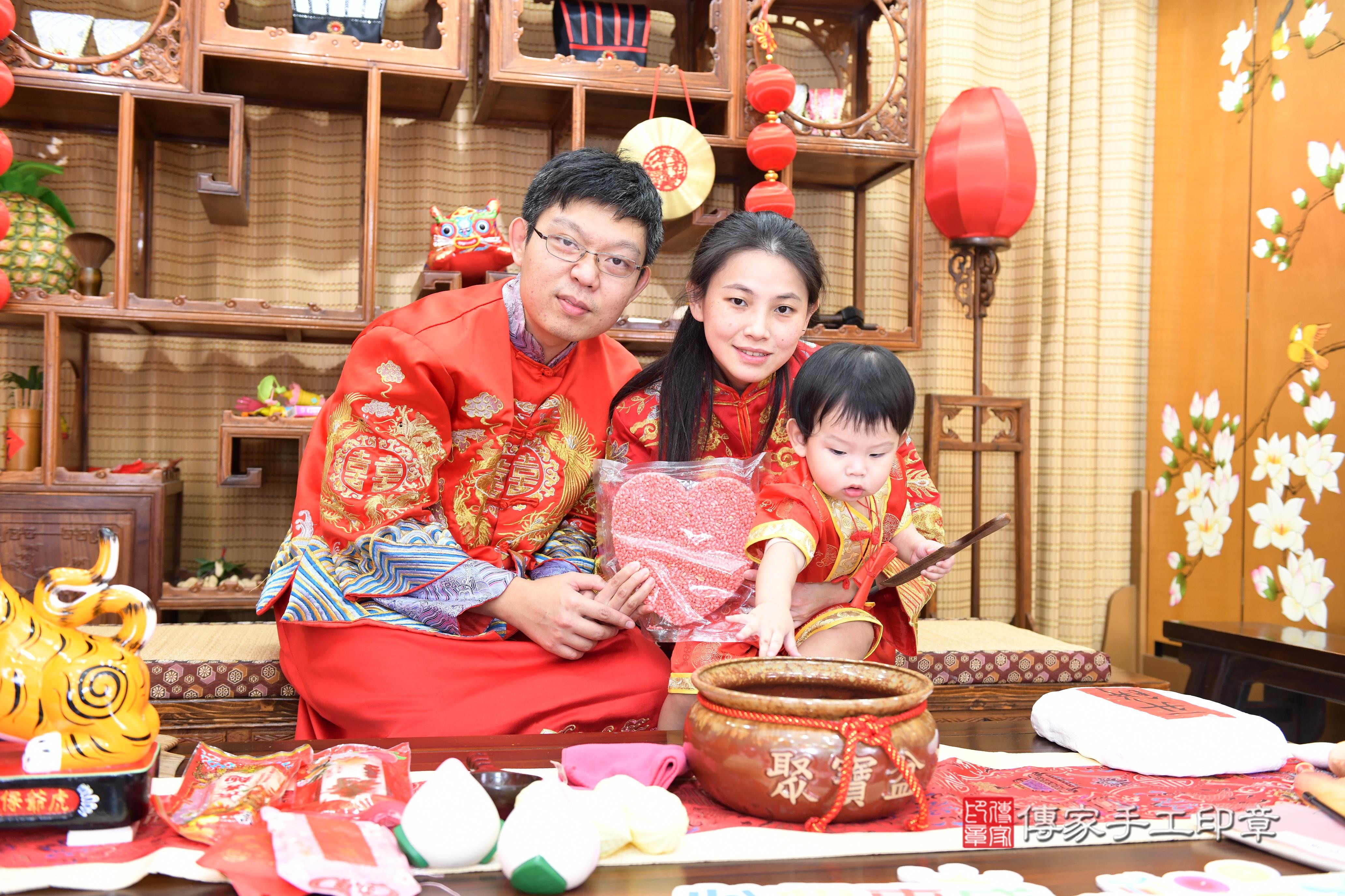 傳家手工印章台南店、抓周、度脺、美式風會場、傳家嬰兒古禮、吉祥話、抓周道具物品24種、拍照。抓周證書。寶寶抓周、滿周歲、生日快樂、祝福