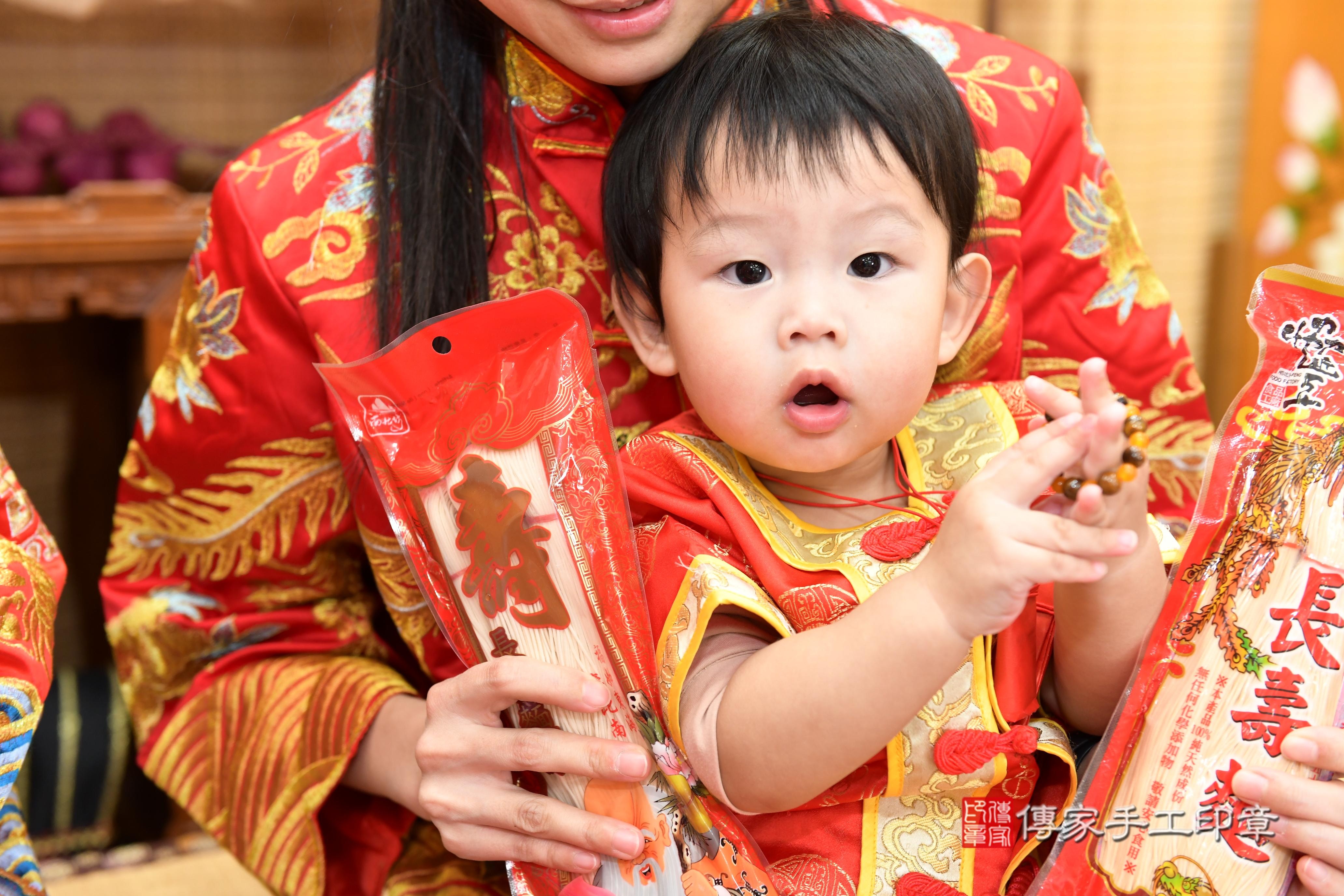 傳家手工印章台南店、抓周、度脺、美式風會場、傳家嬰兒古禮、吉祥話、抓周道具物品24種、拍照。抓周證書。寶寶抓周、滿周歲、生日快樂、祝福