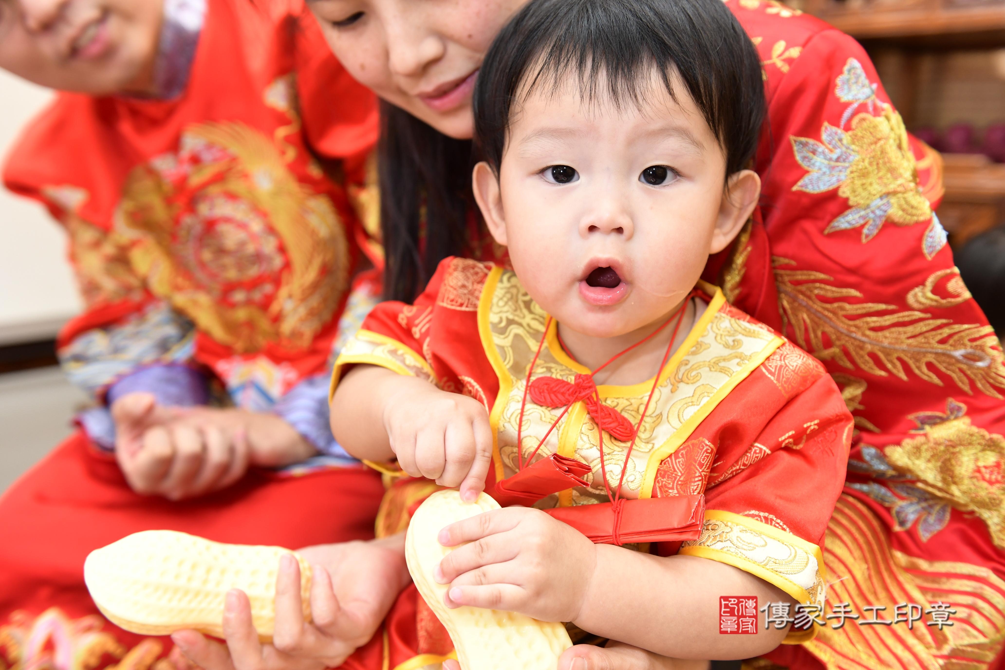 傳家手工印章台南店、抓周、度脺、美式風會場、傳家嬰兒古禮、吉祥話、抓周道具物品24種、拍照。抓周證書。寶寶抓周、滿周歲、生日快樂、祝福