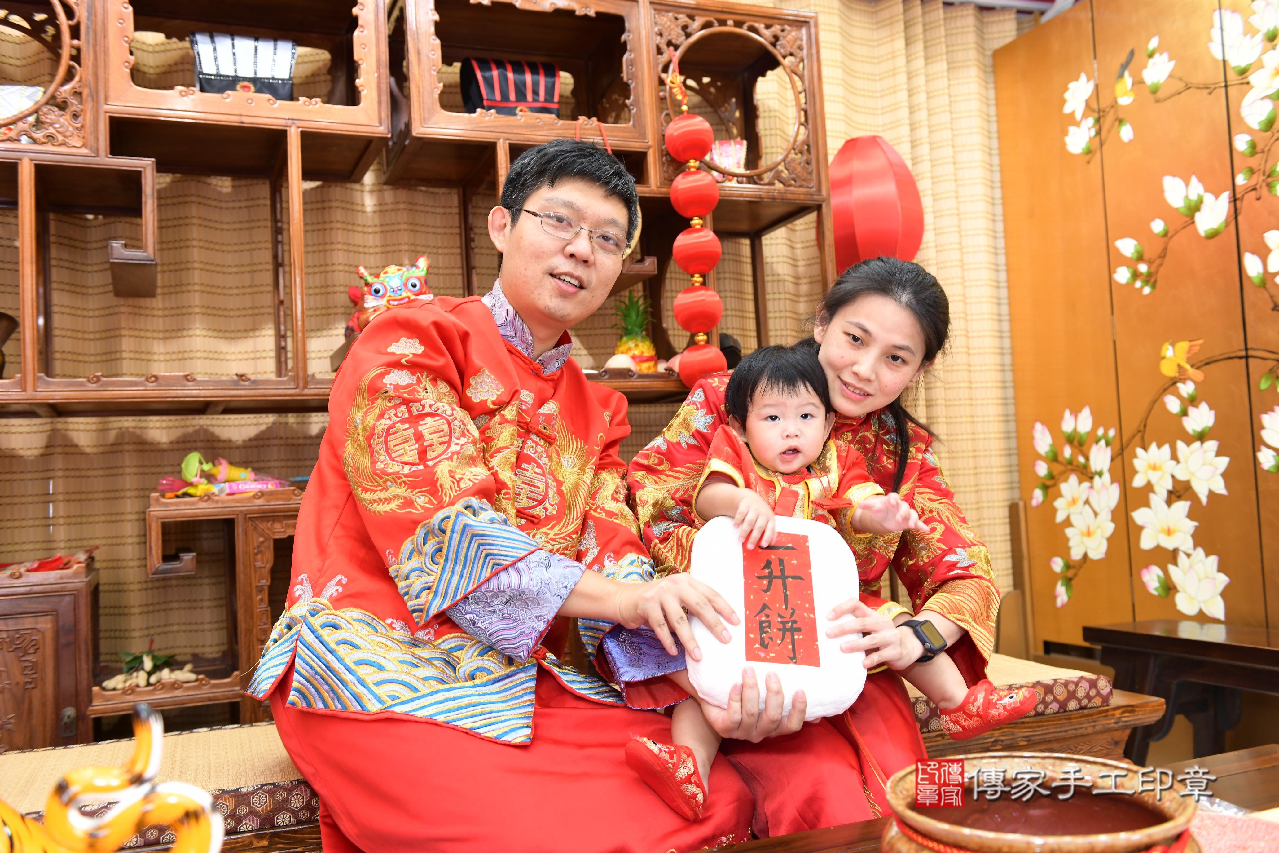 傳家手工印章台南店、抓周、度脺、美式風會場、傳家嬰兒古禮、吉祥話、抓周道具物品24種、拍照。抓周證書。寶寶抓周、滿周歲、生日快樂、祝福