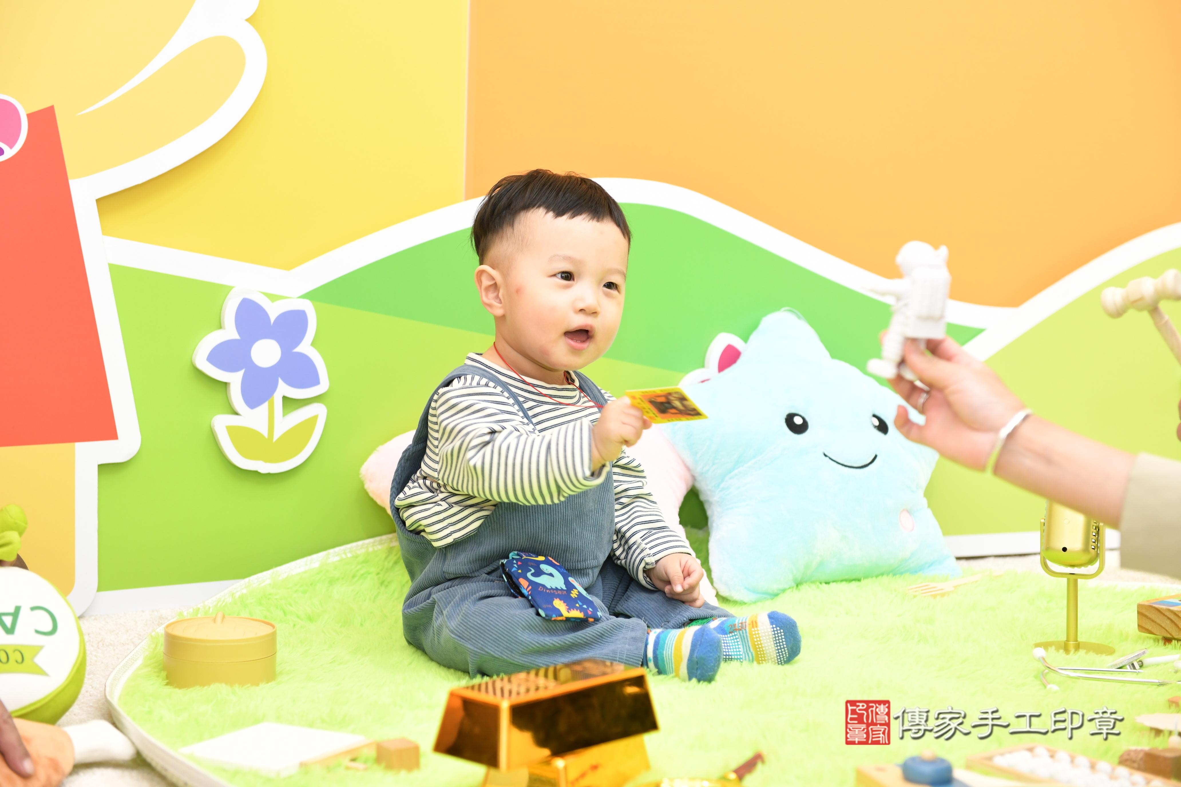 傳家手工印章台南店、抓周、度脺、美式風會場、傳家嬰兒古禮、吉祥話、抓周道具物品24種、拍照。抓周證書。寶寶抓周、滿周歲、生日快樂、祝福