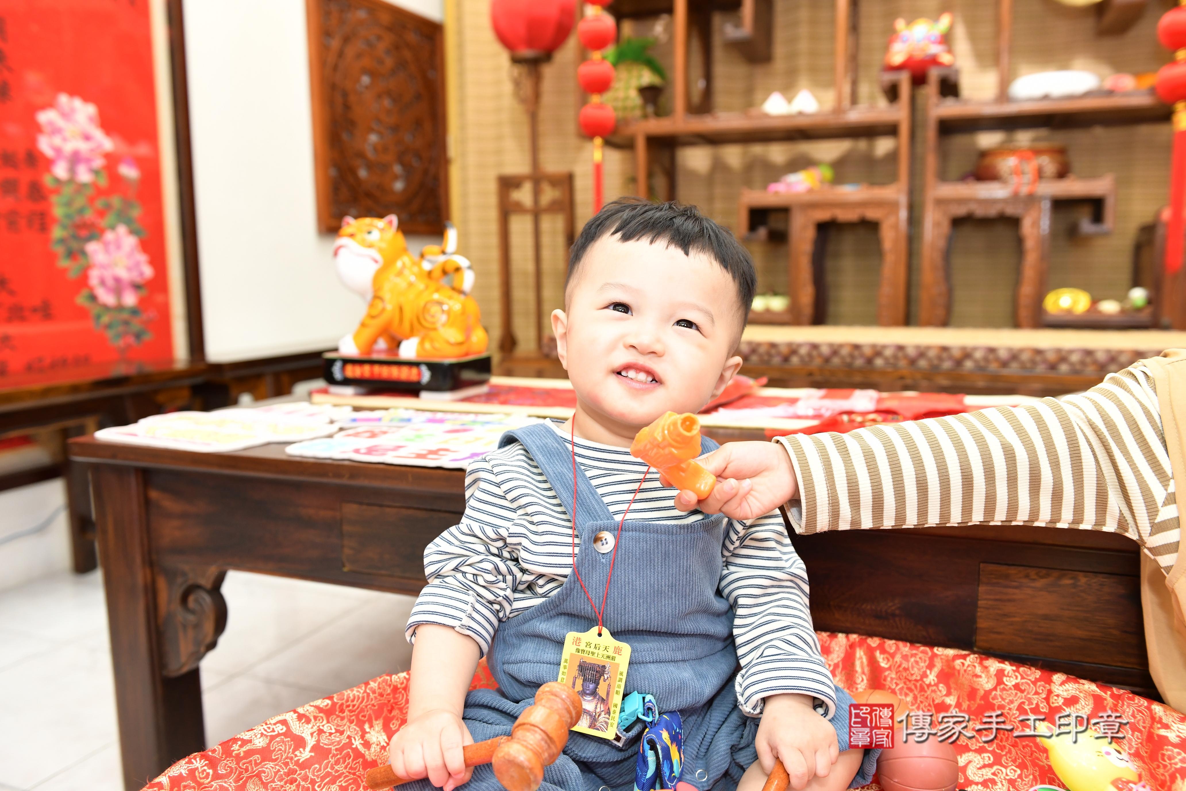 傳家手工印章台南店、抓周、度脺、美式風會場、傳家嬰兒古禮、吉祥話、抓周道具物品24種、拍照。抓周證書。寶寶抓周、滿周歲、生日快樂、祝福