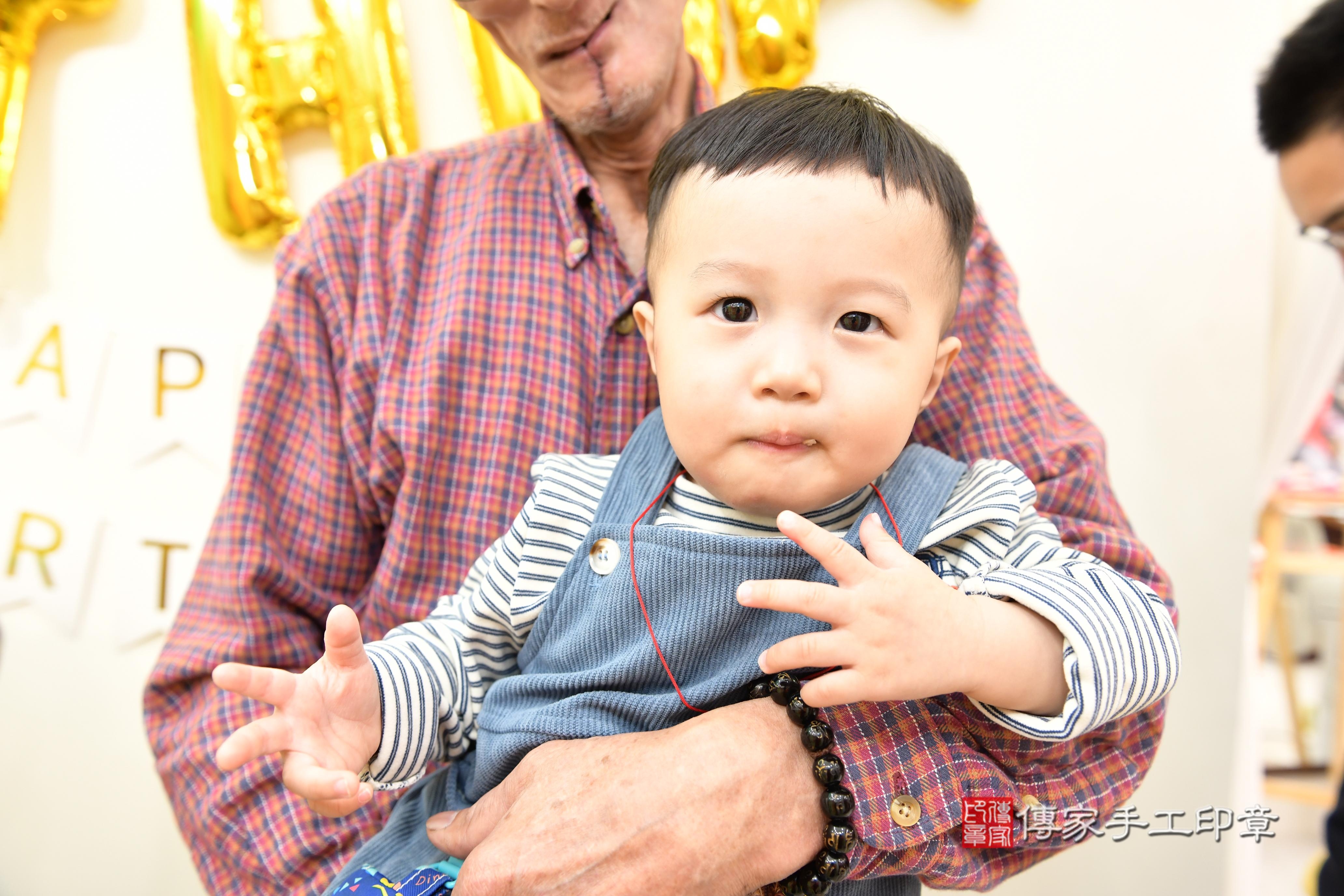 傳家手工印章台南店、抓周、度脺、美式風會場、傳家嬰兒古禮、吉祥話、抓周道具物品24種、拍照。抓周證書。寶寶抓周、滿周歲、生日快樂、祝福