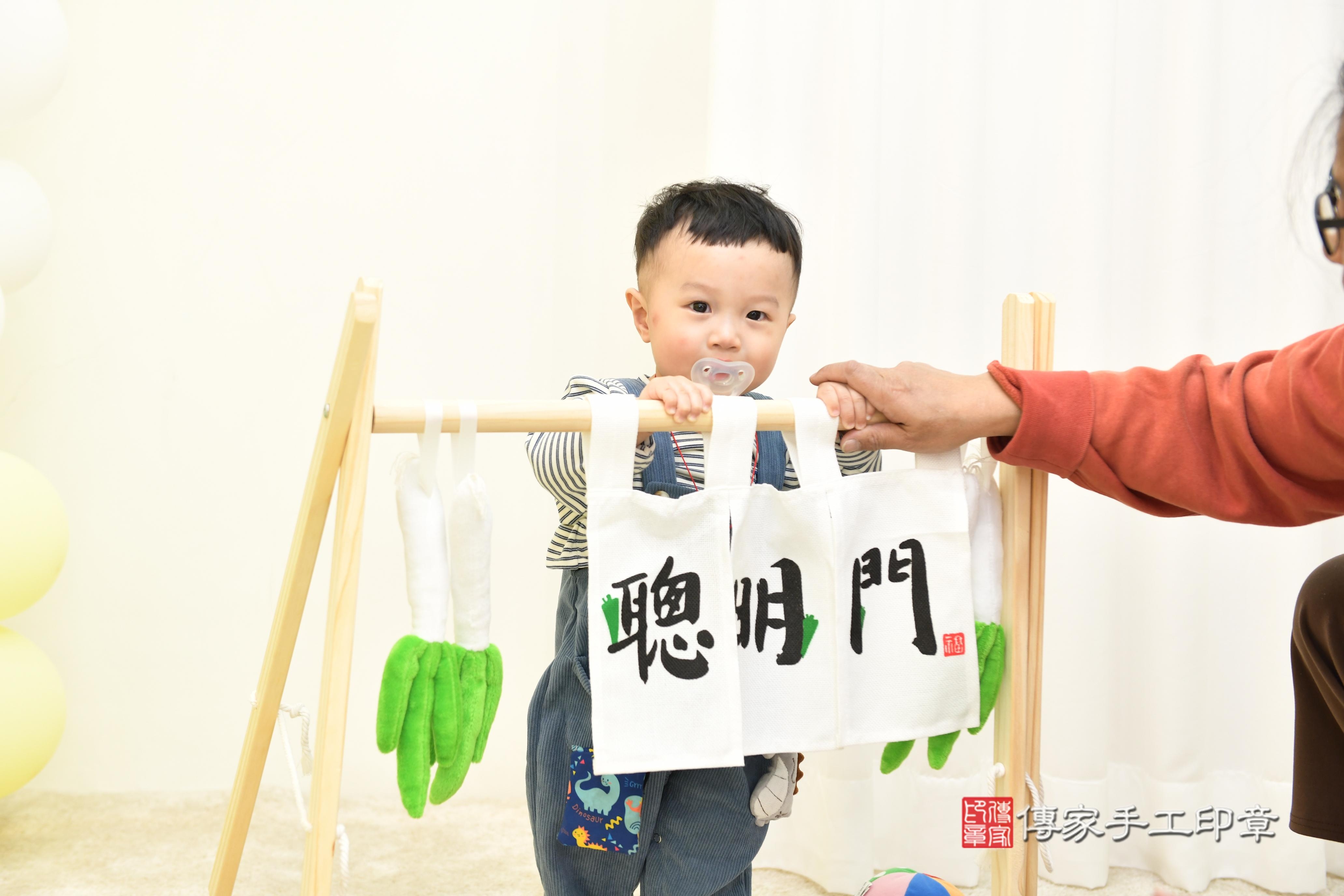 傳家手工印章台南店、抓周、度脺、美式風會場、傳家嬰兒古禮、吉祥話、抓周道具物品24種、拍照。抓周證書。寶寶抓周、滿周歲、生日快樂、祝福