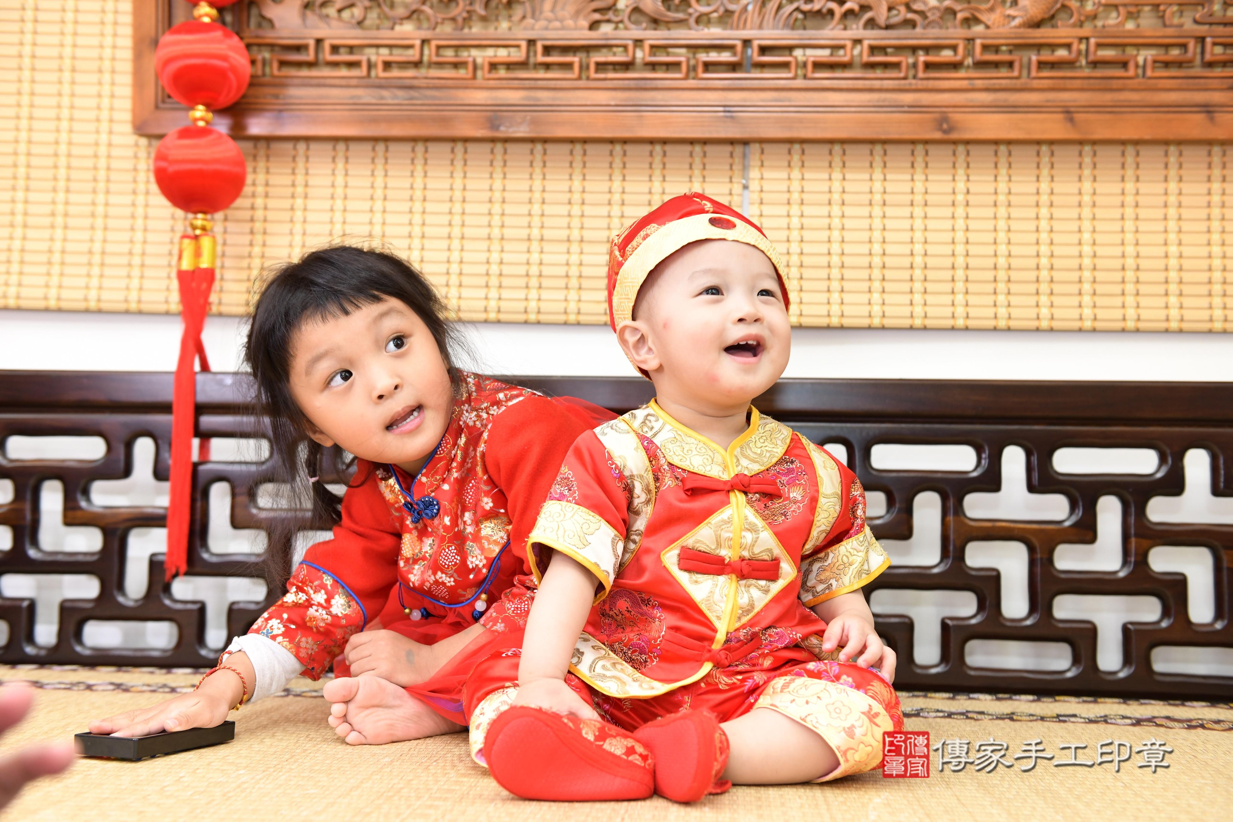 傳家手工印章台南店、抓周、度脺、美式風會場、傳家嬰兒古禮、吉祥話、抓周道具物品24種、拍照。抓周證書。寶寶抓周、滿周歲、生日快樂、祝福