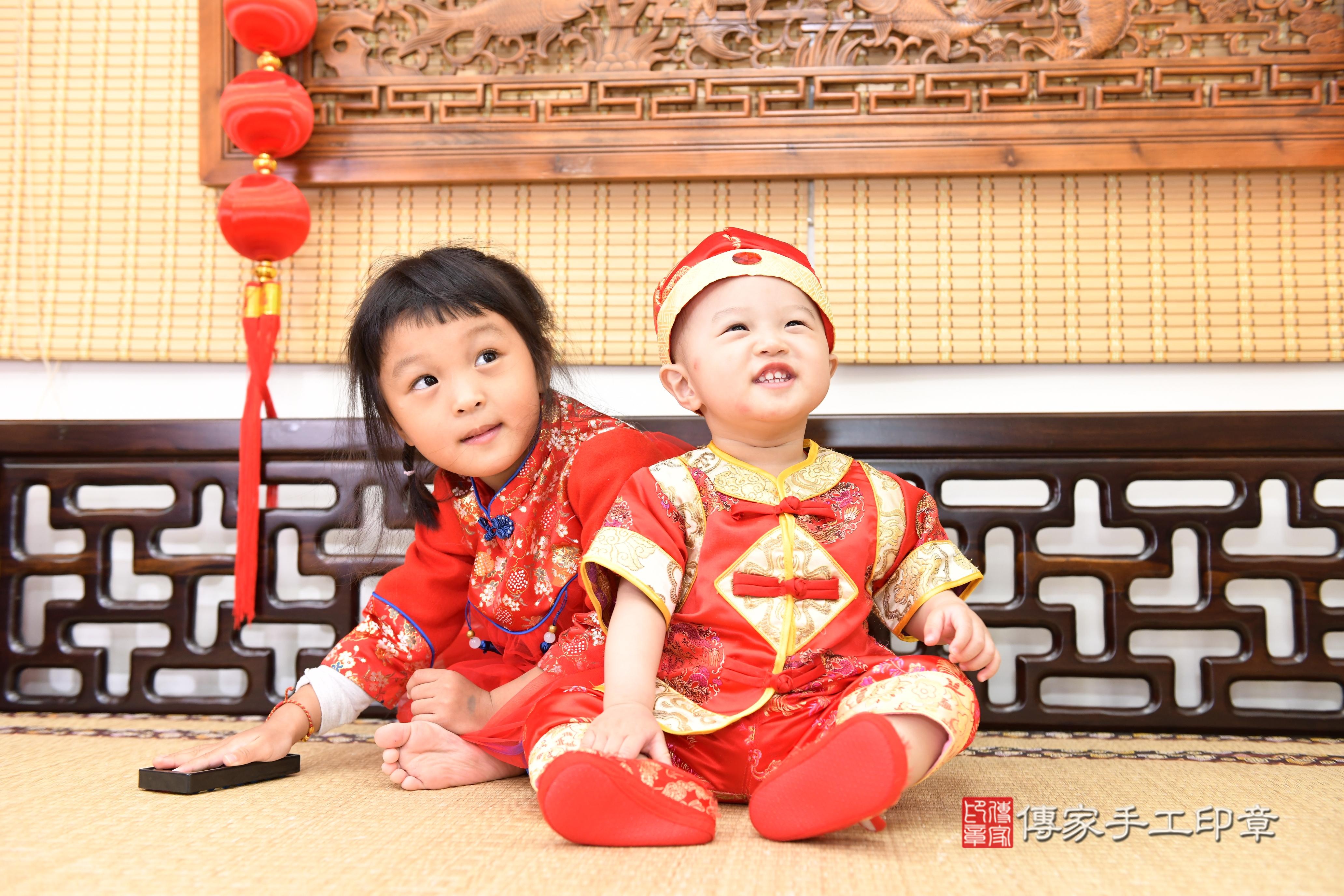 傳家手工印章台南店、抓周、度脺、美式風會場、傳家嬰兒古禮、吉祥話、抓周道具物品24種、拍照。抓周證書。寶寶抓周、滿周歲、生日快樂、祝福