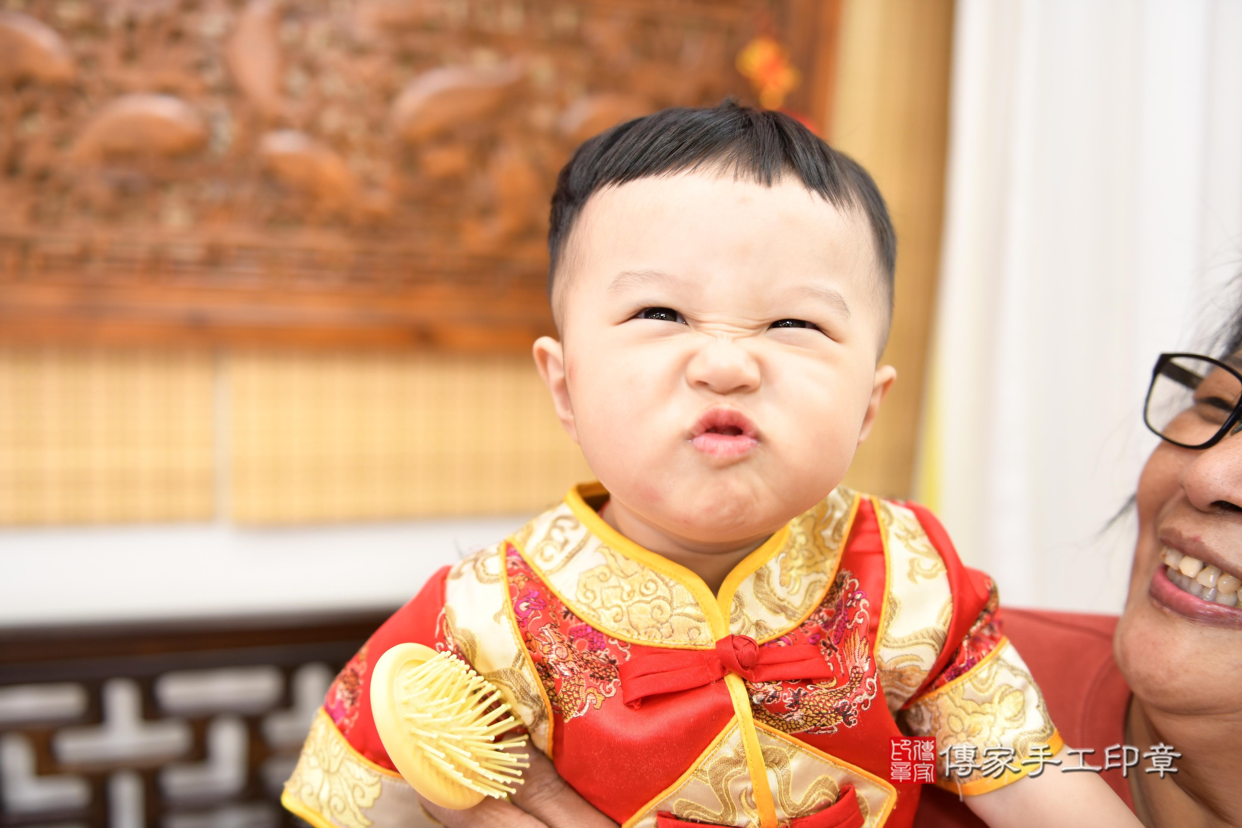 傳家手工印章台南店、抓周、度脺、美式風會場、傳家嬰兒古禮、吉祥話、抓周道具物品24種、拍照。抓周證書。寶寶抓周、滿周歲、生日快樂、祝福