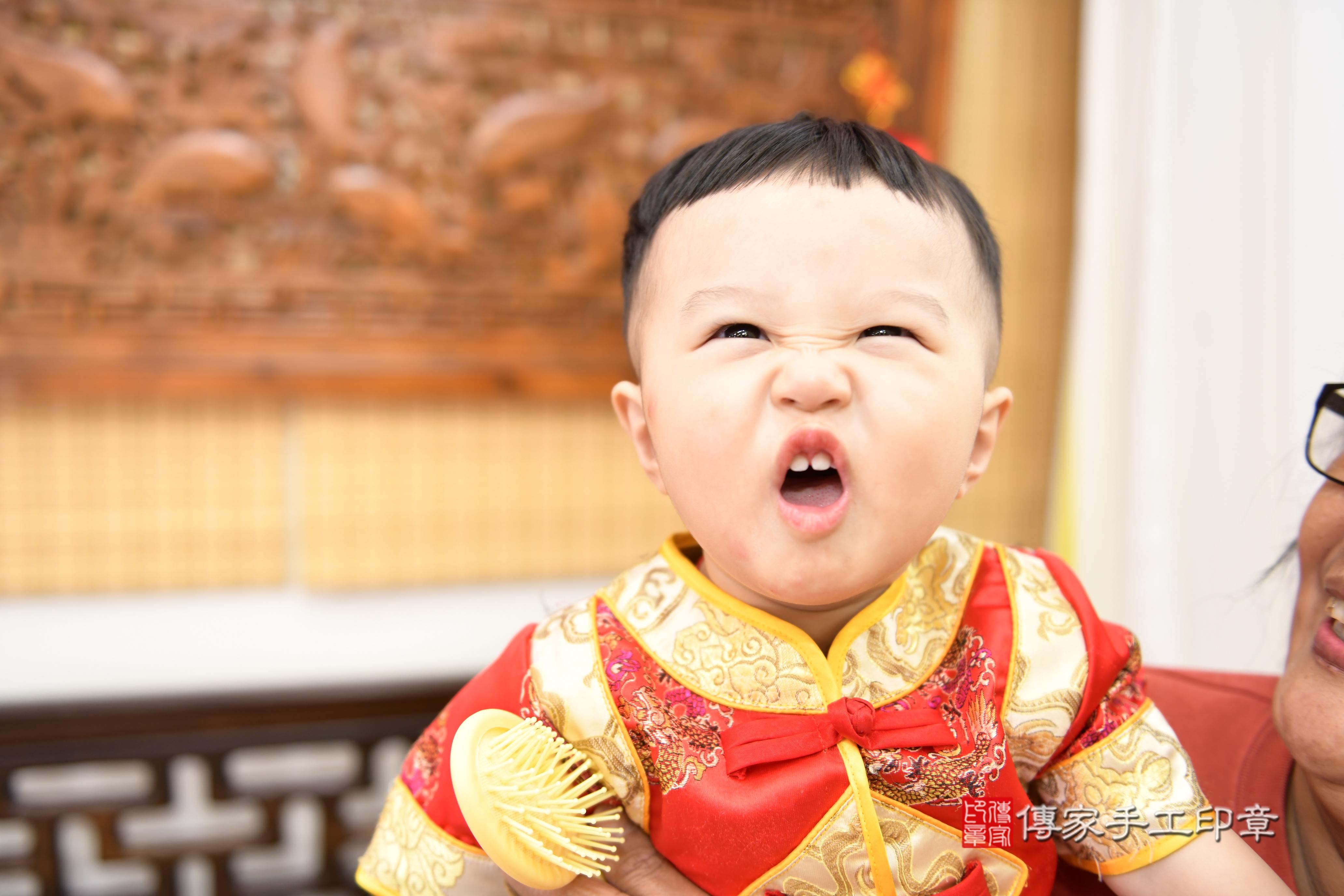 傳家手工印章台南店、抓周、度脺、美式風會場、傳家嬰兒古禮、吉祥話、抓周道具物品24種、拍照。抓周證書。寶寶抓周、滿周歲、生日快樂、祝福