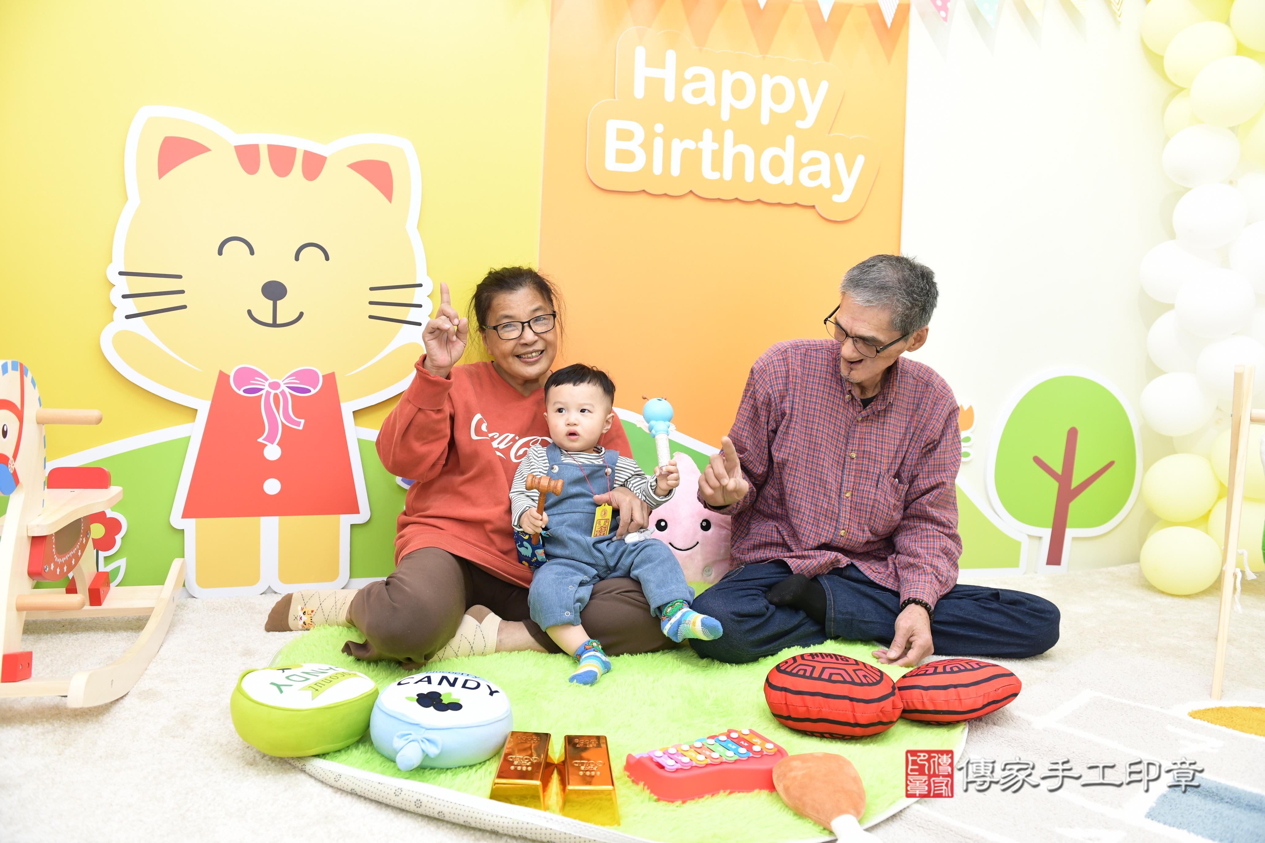 傳家手工印章台南店、抓周、度脺、美式風會場、傳家嬰兒古禮、吉祥話、抓周道具物品24種、拍照。抓周證書。寶寶抓周、滿周歲、生日快樂、祝福