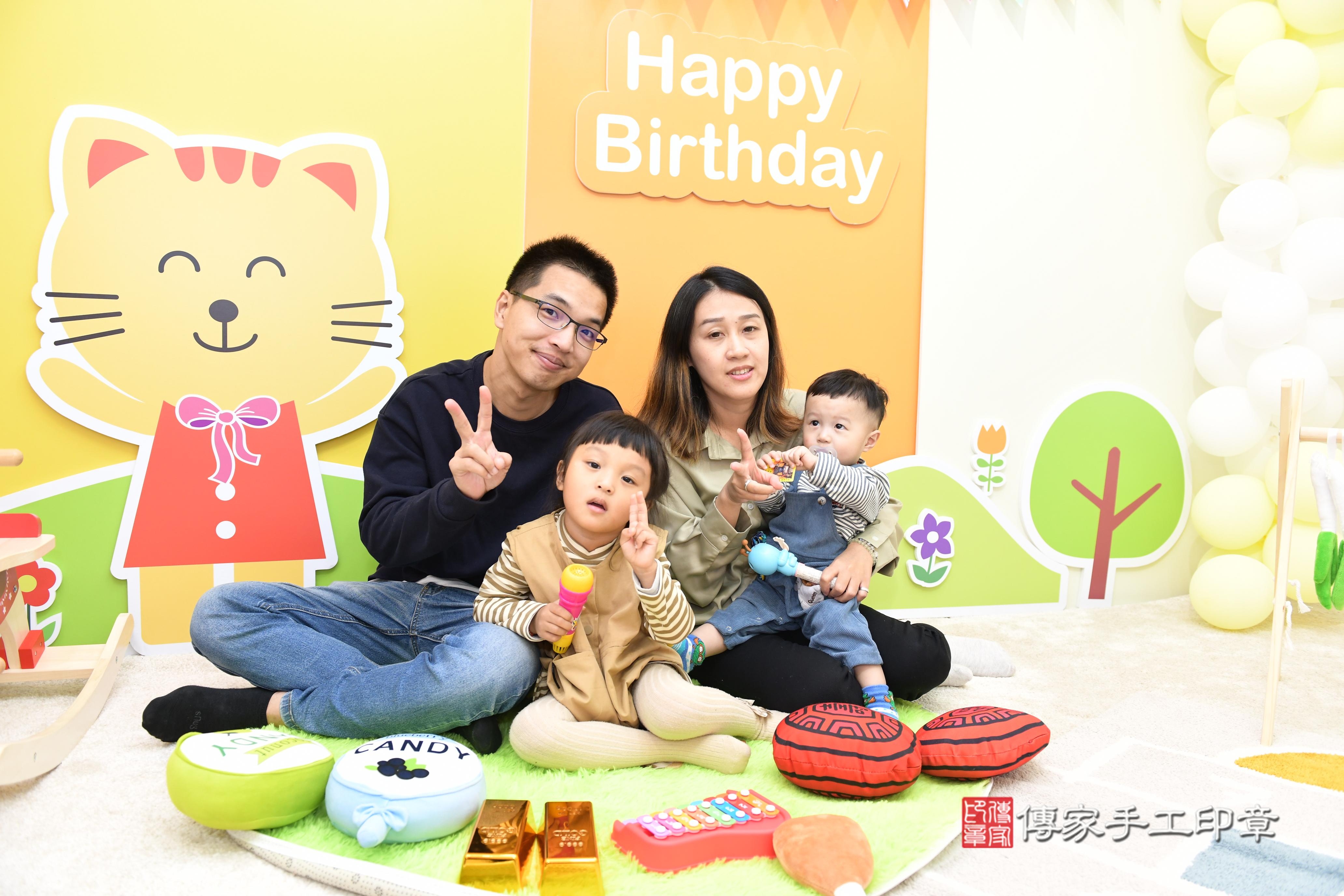 傳家手工印章台南店、抓周、度脺、美式風會場、傳家嬰兒古禮、吉祥話、抓周道具物品24種、拍照。抓周證書。寶寶抓周、滿周歲、生日快樂、祝福