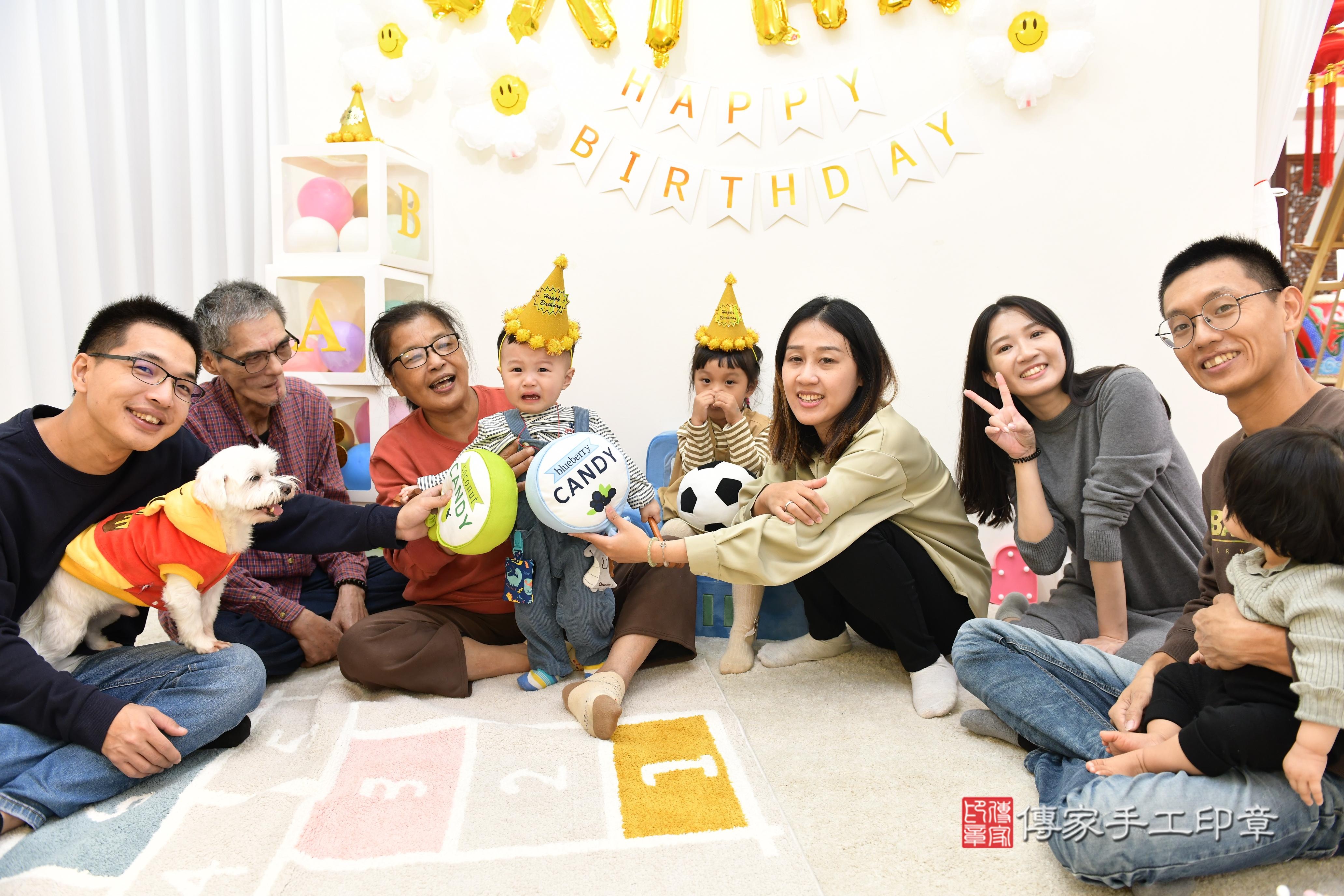 傳家手工印章台南店、抓周、度脺、美式風會場、傳家嬰兒古禮、吉祥話、抓周道具物品24種、拍照。抓周證書。寶寶抓周、滿周歲、生日快樂、祝福