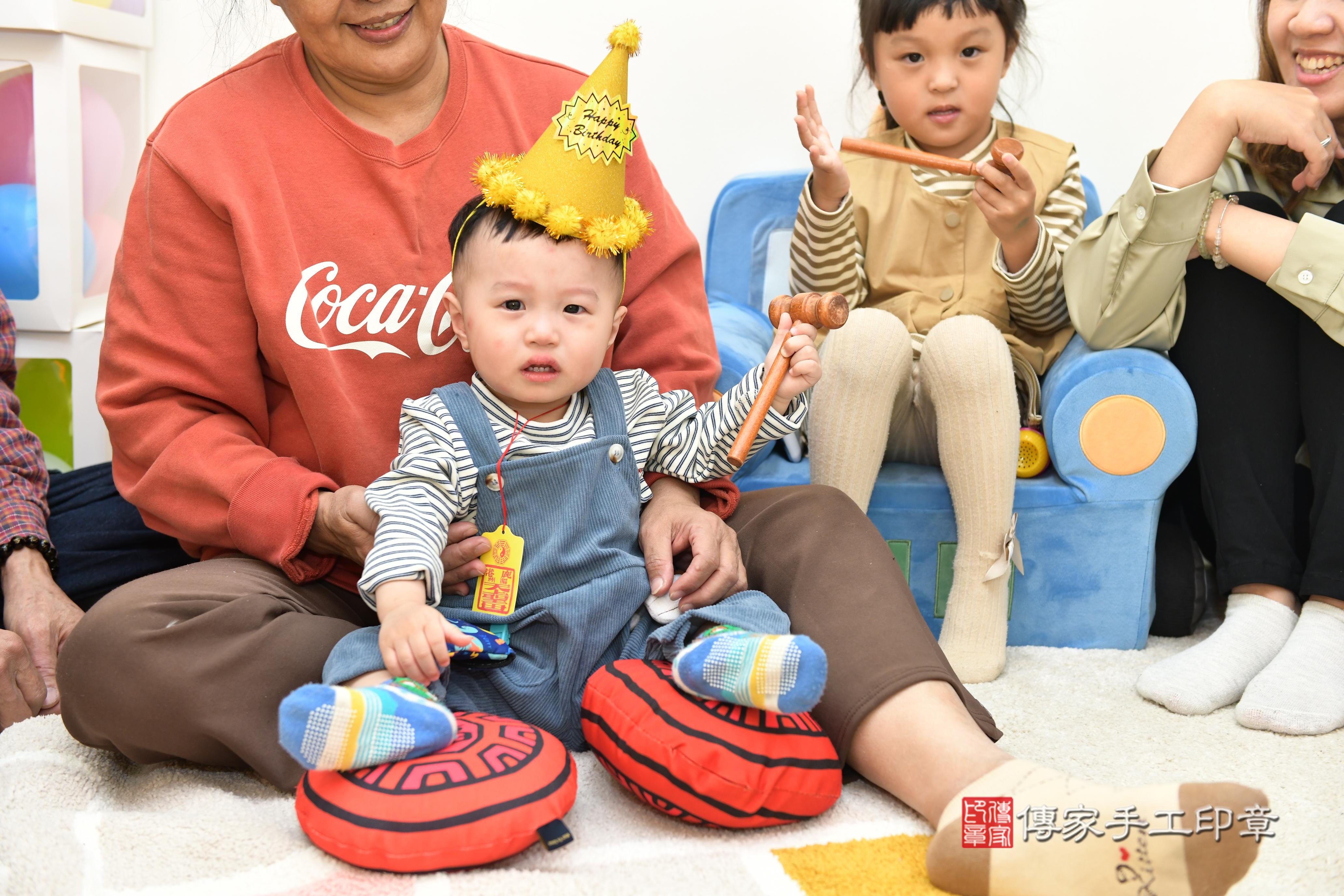 傳家手工印章台南店、抓周、度脺、美式風會場、傳家嬰兒古禮、吉祥話、抓周道具物品24種、拍照。抓周證書。寶寶抓周、滿周歲、生日快樂、祝福