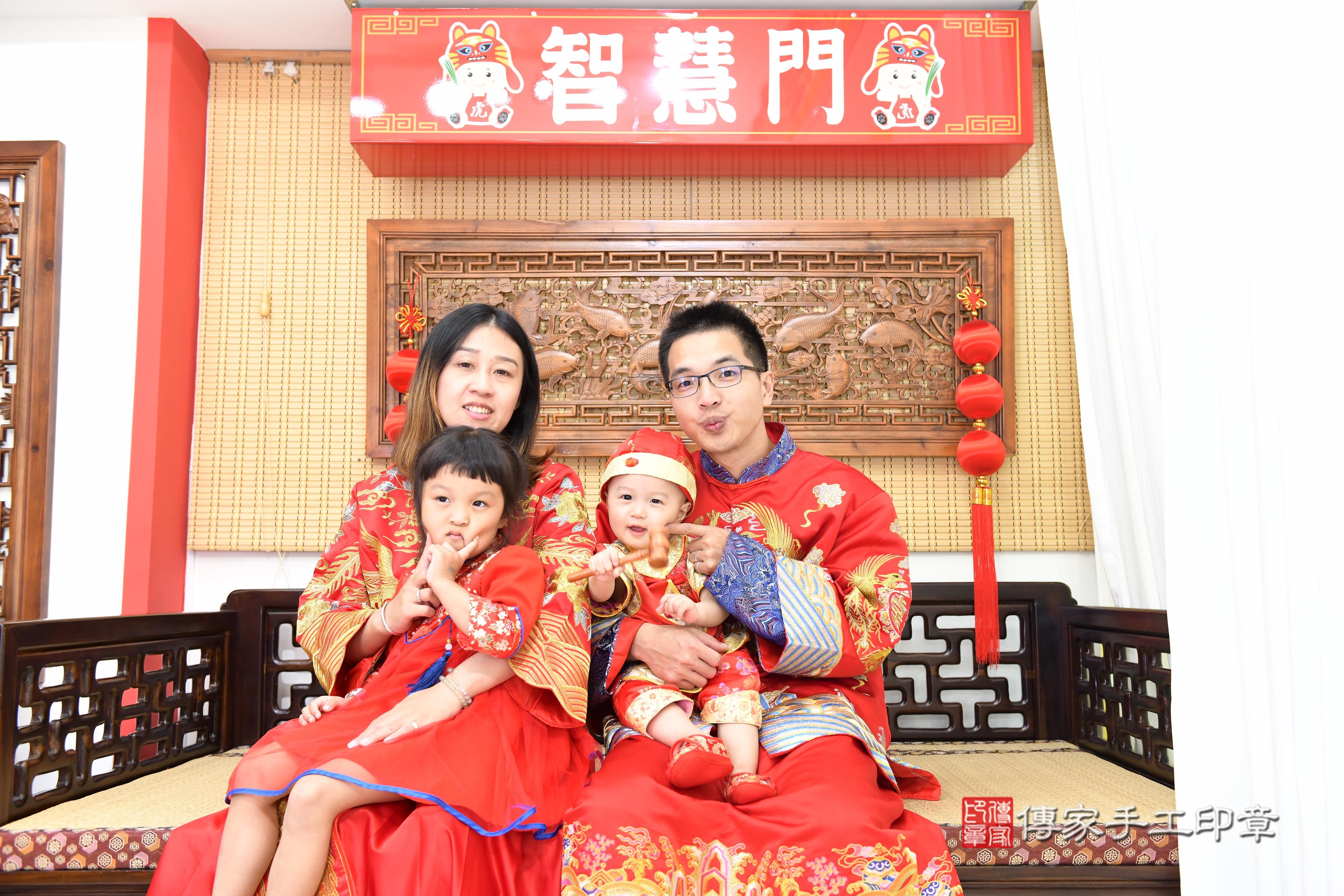 傳家手工印章台南店、抓周、度脺、美式風會場、傳家嬰兒古禮、吉祥話、抓周道具物品24種、拍照。抓周證書。寶寶抓周、滿周歲、生日快樂、祝福