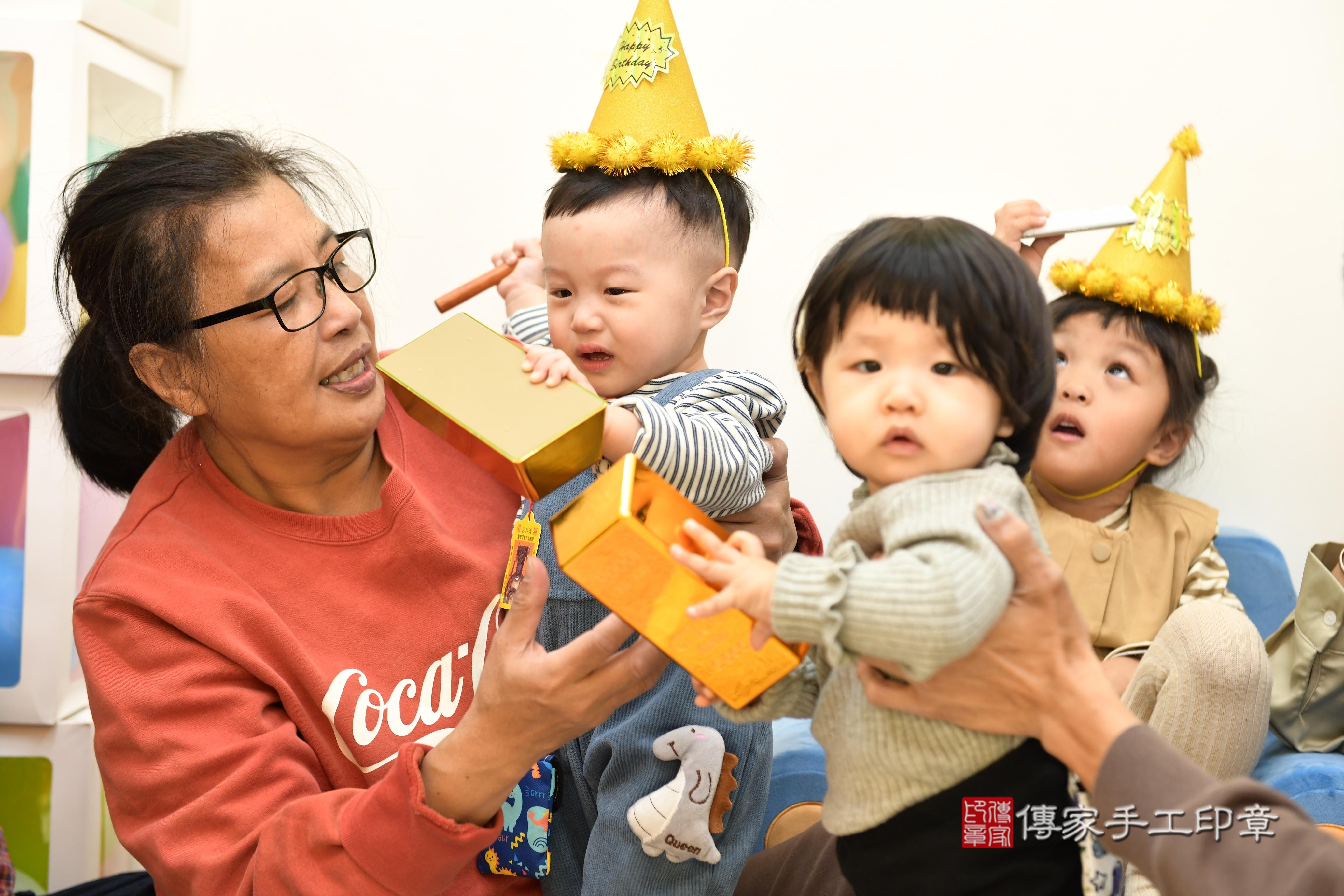 傳家手工印章台南店、抓周、度脺、美式風會場、傳家嬰兒古禮、吉祥話、抓周道具物品24種、拍照。抓周證書。寶寶抓周、滿周歲、生日快樂、祝福