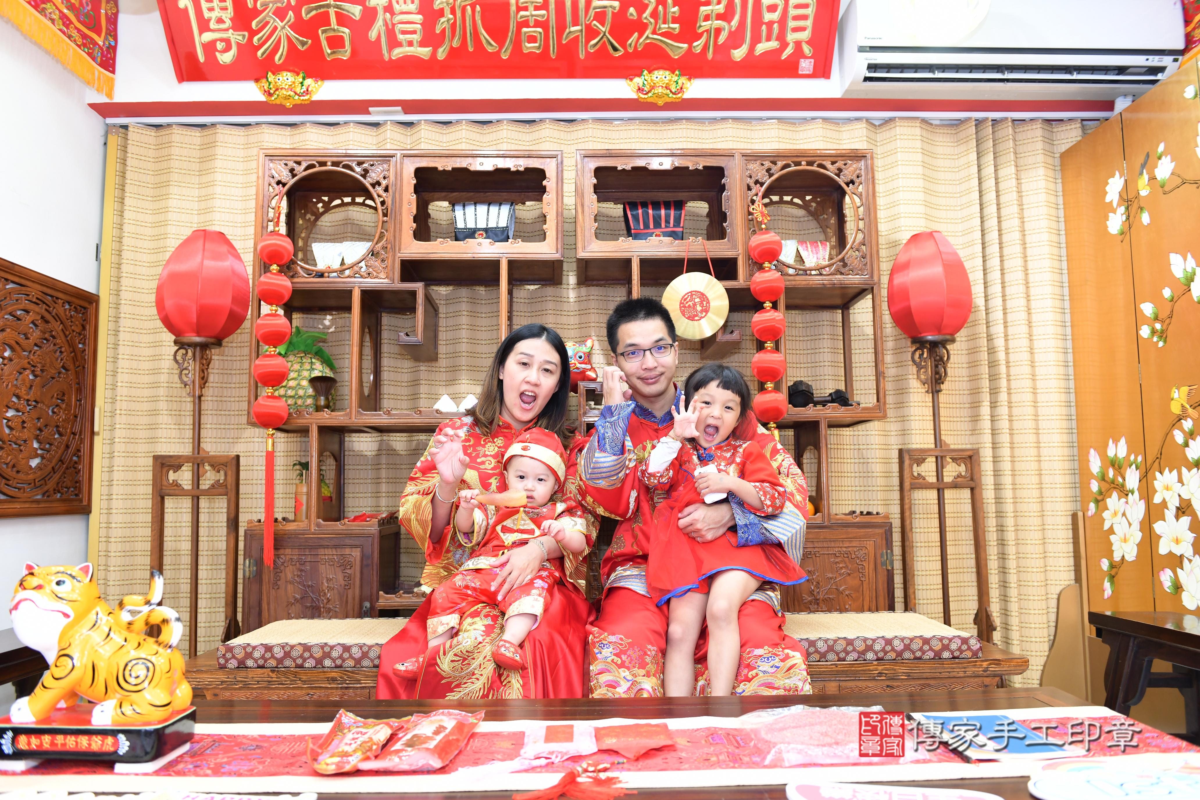 傳家手工印章台南店、抓周、度脺、美式風會場、傳家嬰兒古禮、吉祥話、抓周道具物品24種、拍照。抓周證書。寶寶抓周、滿周歲、生日快樂、祝福