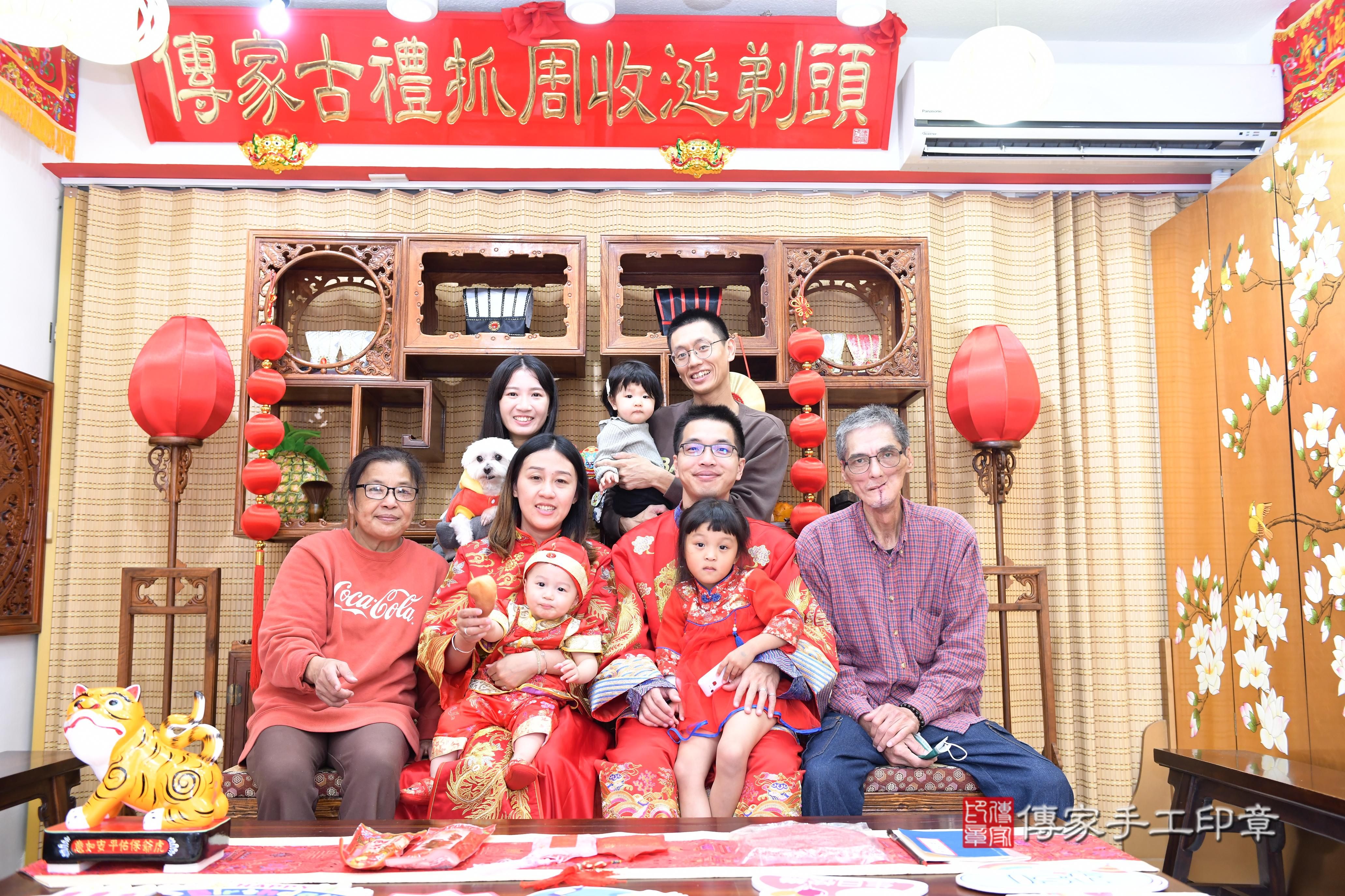 傳家手工印章台南店、抓周、度脺、美式風會場、傳家嬰兒古禮、吉祥話、抓周道具物品24種、拍照。抓周證書。寶寶抓周、滿周歲、生日快樂、祝福