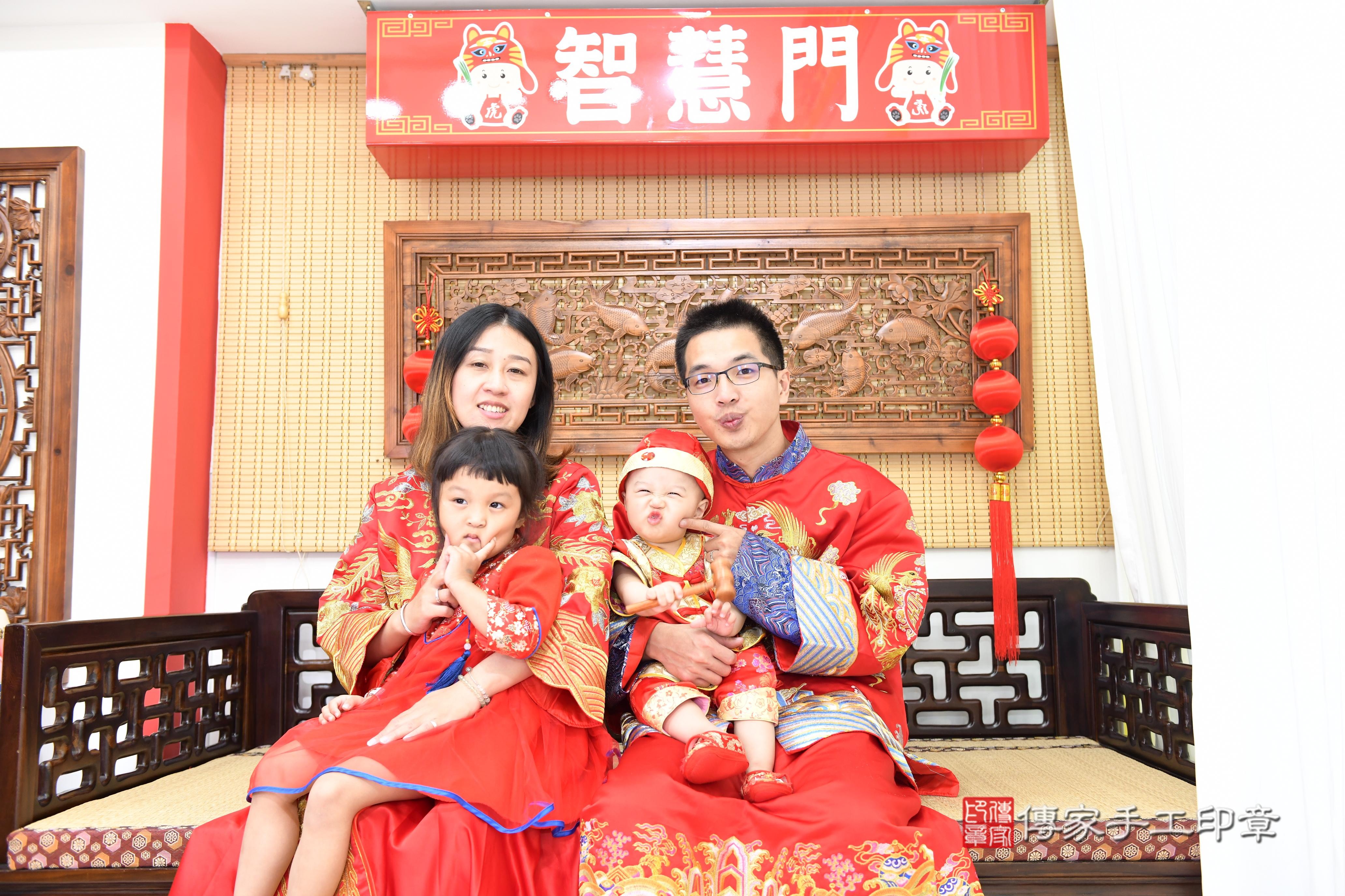 傳家手工印章台南店、抓周、度脺、美式風會場、傳家嬰兒古禮、吉祥話、抓周道具物品24種、拍照。抓周證書。寶寶抓周、滿周歲、生日快樂、祝福