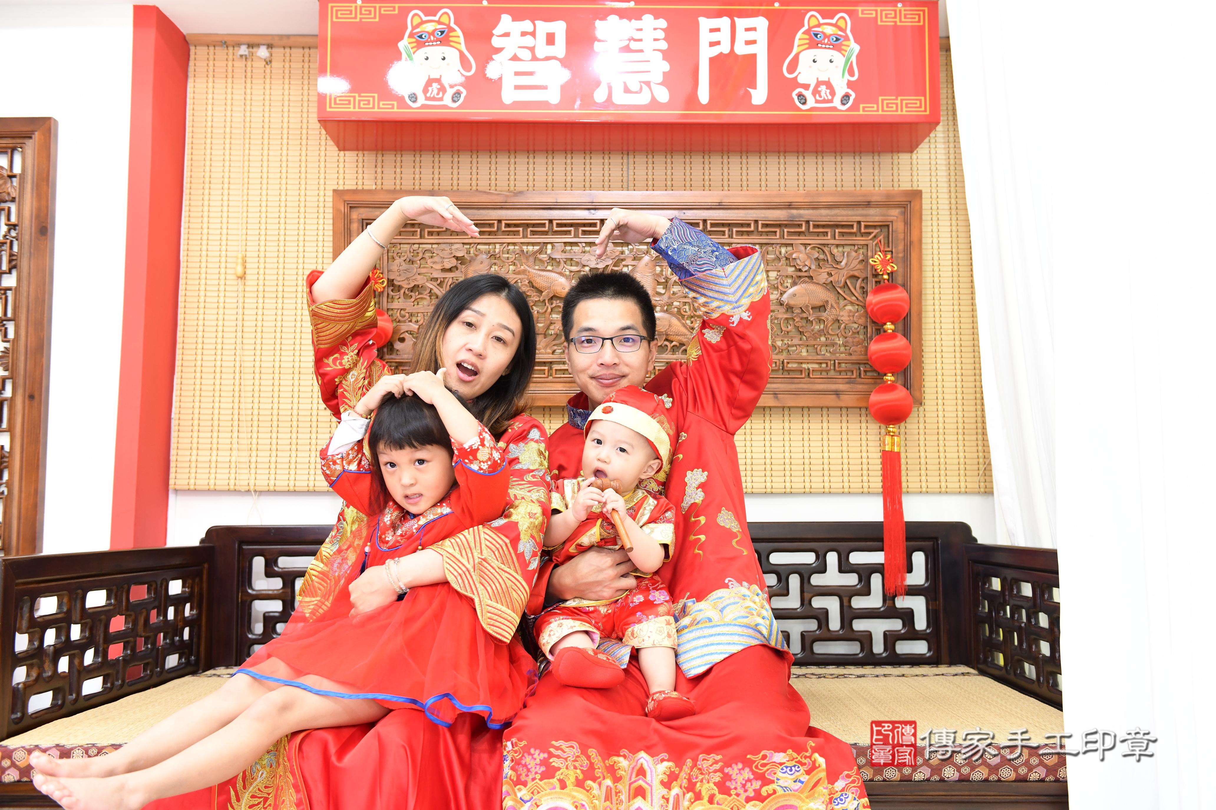 傳家手工印章台南店、抓周、度脺、美式風會場、傳家嬰兒古禮、吉祥話、抓周道具物品24種、拍照。抓周證書。寶寶抓周、滿周歲、生日快樂、祝福