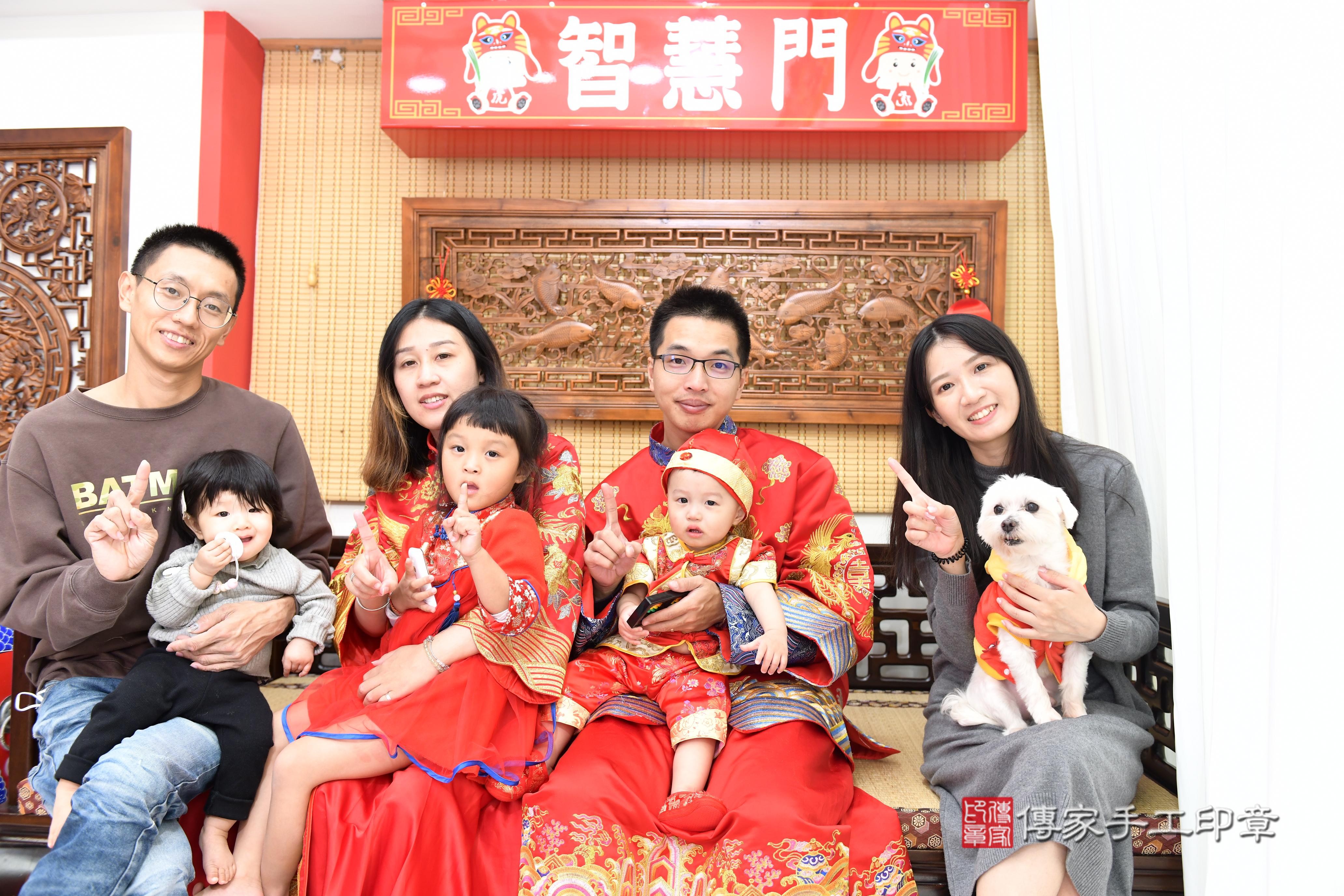 傳家手工印章台南店、抓周、度脺、美式風會場、傳家嬰兒古禮、吉祥話、抓周道具物品24種、拍照。抓周證書。寶寶抓周、滿周歲、生日快樂、祝福