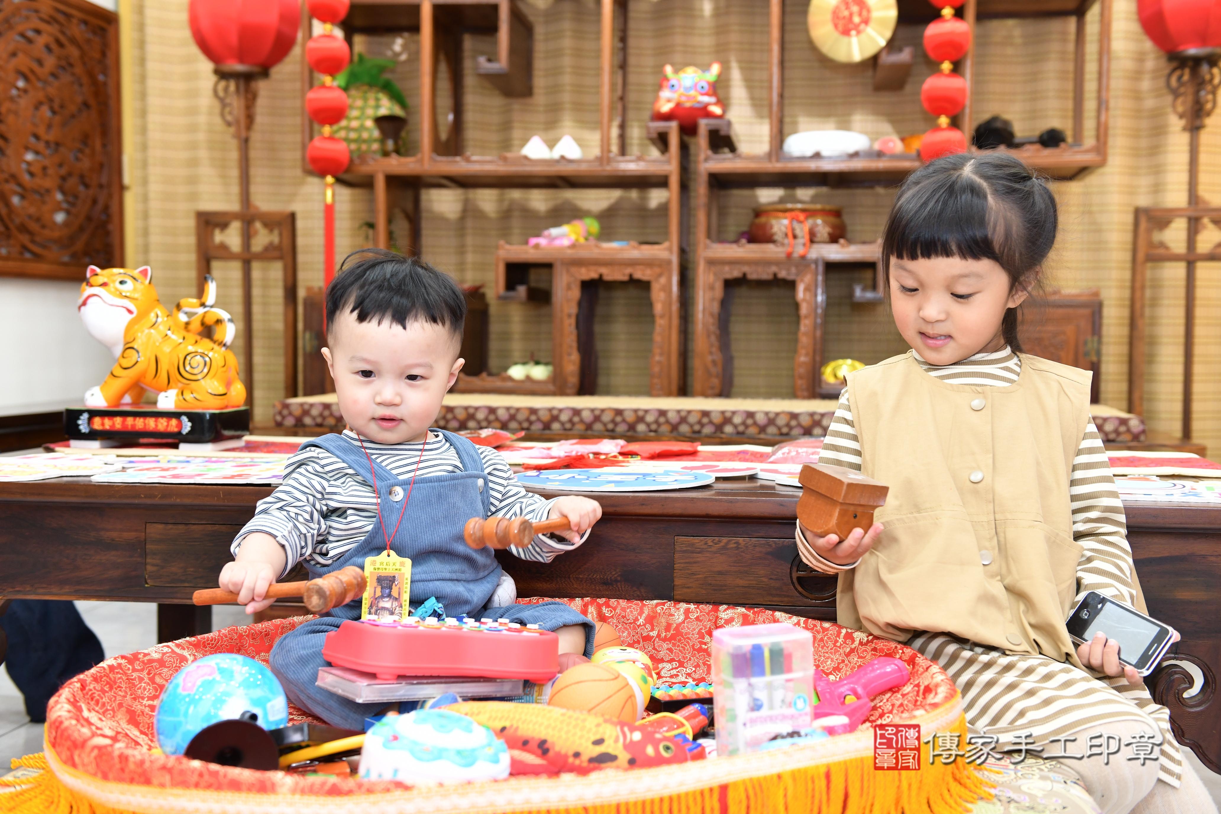 傳家手工印章台南店、抓周、度脺、美式風會場、傳家嬰兒古禮、吉祥話、抓周道具物品24種、拍照。抓周證書。寶寶抓周、滿周歲、生日快樂、祝福