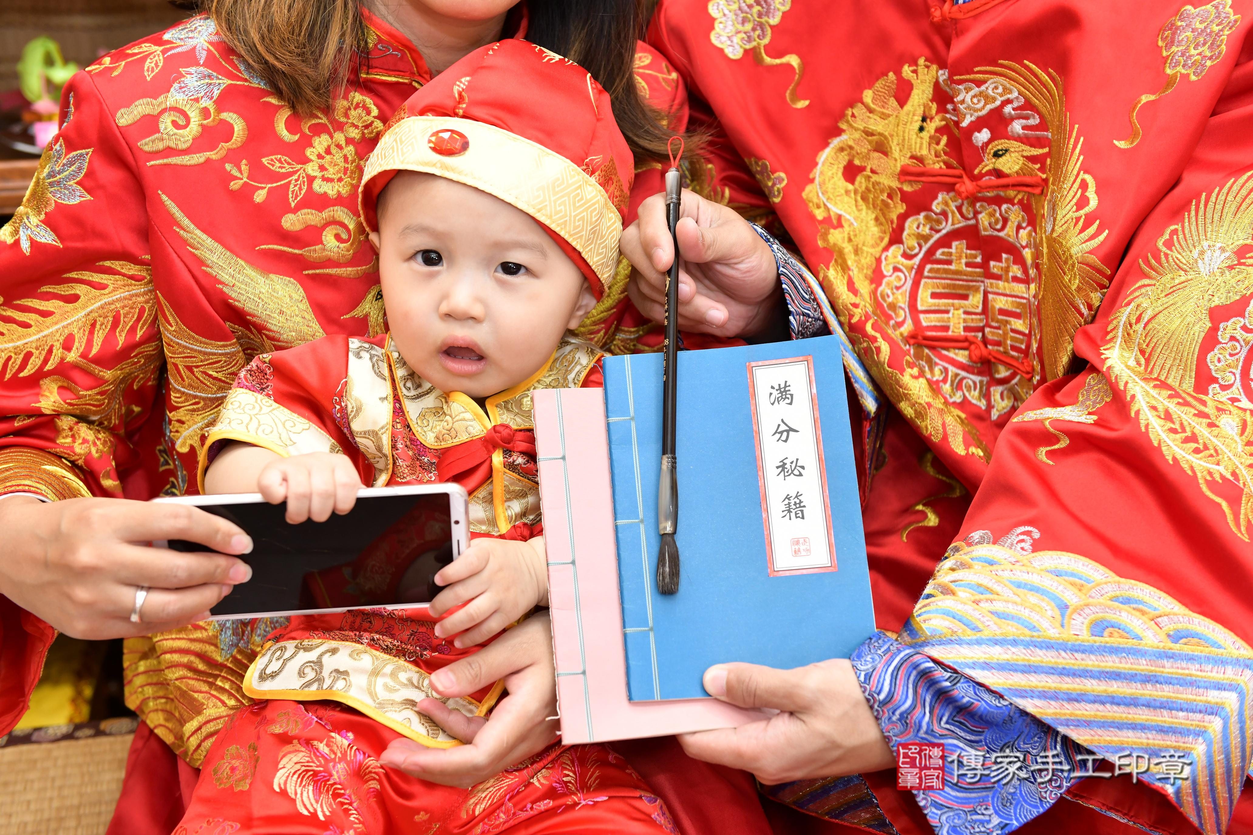 傳家手工印章台南店、抓周、度脺、美式風會場、傳家嬰兒古禮、吉祥話、抓周道具物品24種、拍照。抓周證書。寶寶抓周、滿周歲、生日快樂、祝福