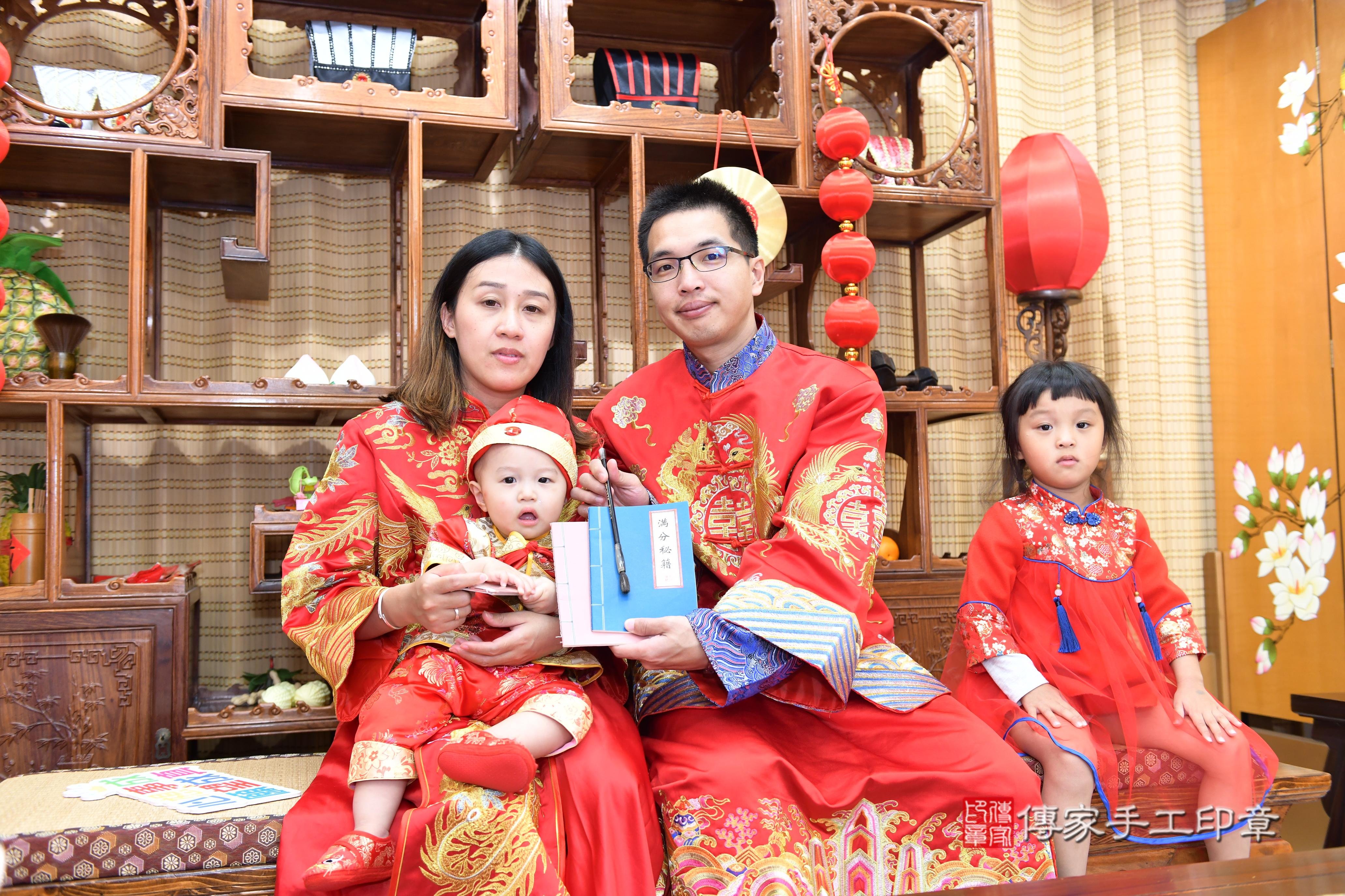 傳家手工印章台南店、抓周、度脺、美式風會場、傳家嬰兒古禮、吉祥話、抓周道具物品24種、拍照。抓周證書。寶寶抓周、滿周歲、生日快樂、祝福