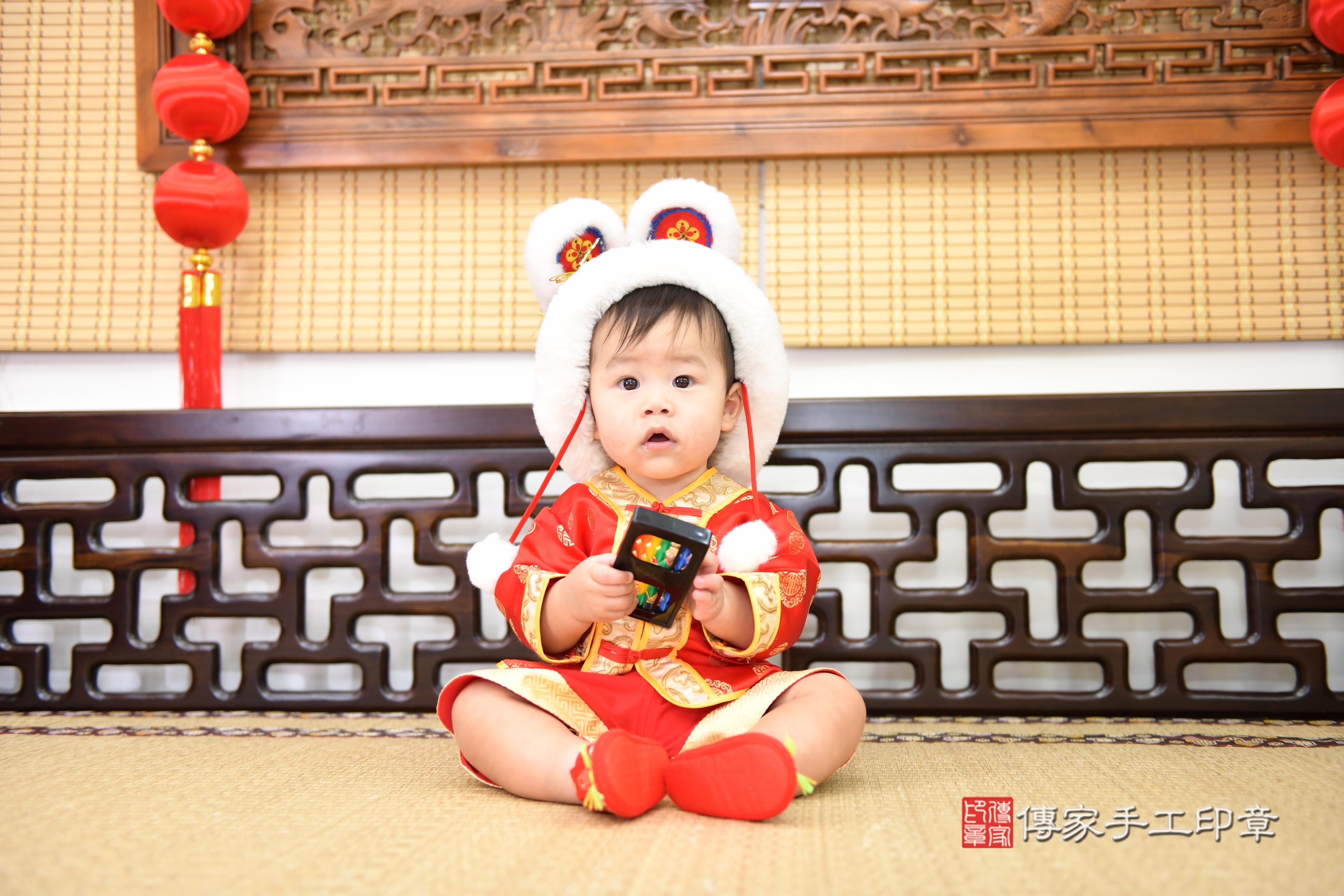 傳家手工印章台南店、抓周、度脺、美式風會場、傳家嬰兒古禮、吉祥話、抓周道具物品24種、拍照。抓周證書。寶寶抓周、滿周歲、生日快樂、祝福