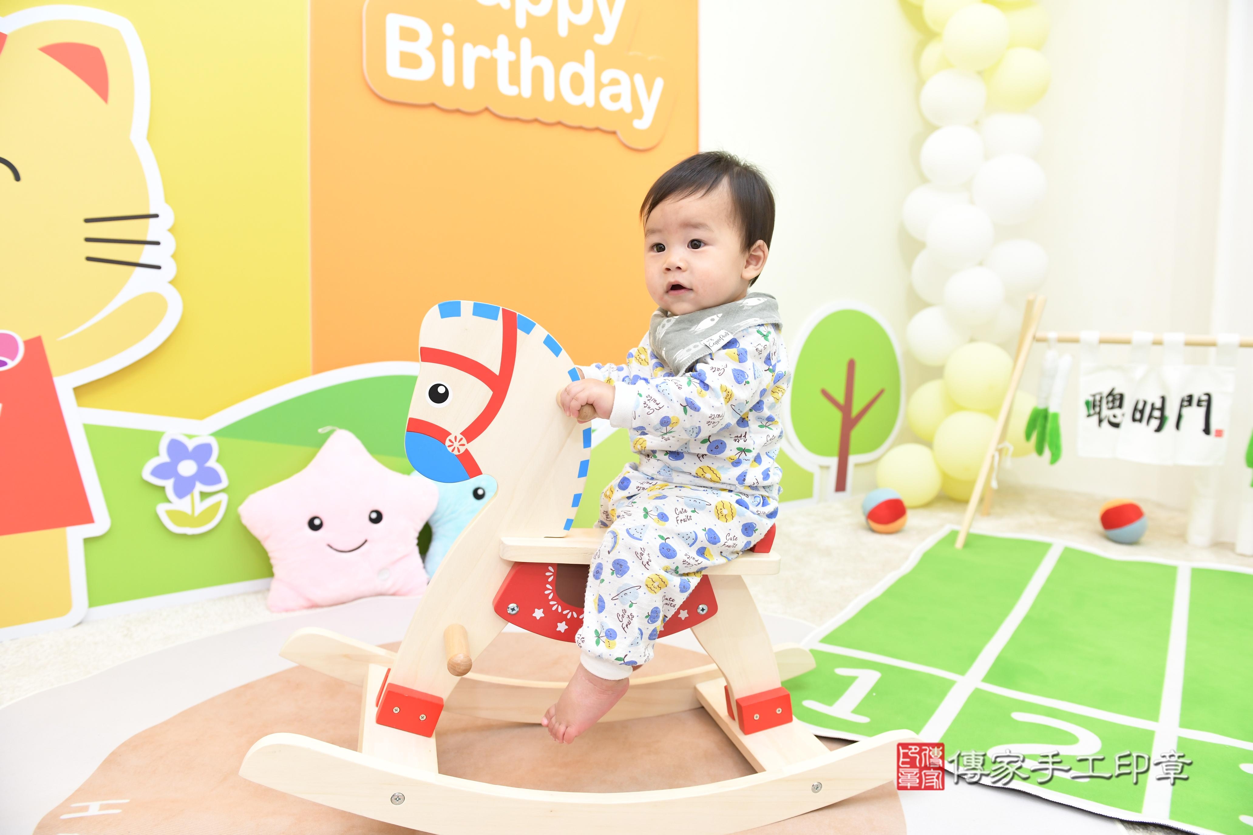 傳家手工印章台南店、抓周、度脺、美式風會場、傳家嬰兒古禮、吉祥話、抓周道具物品24種、拍照。抓周證書。寶寶抓周、滿周歲、生日快樂、祝福