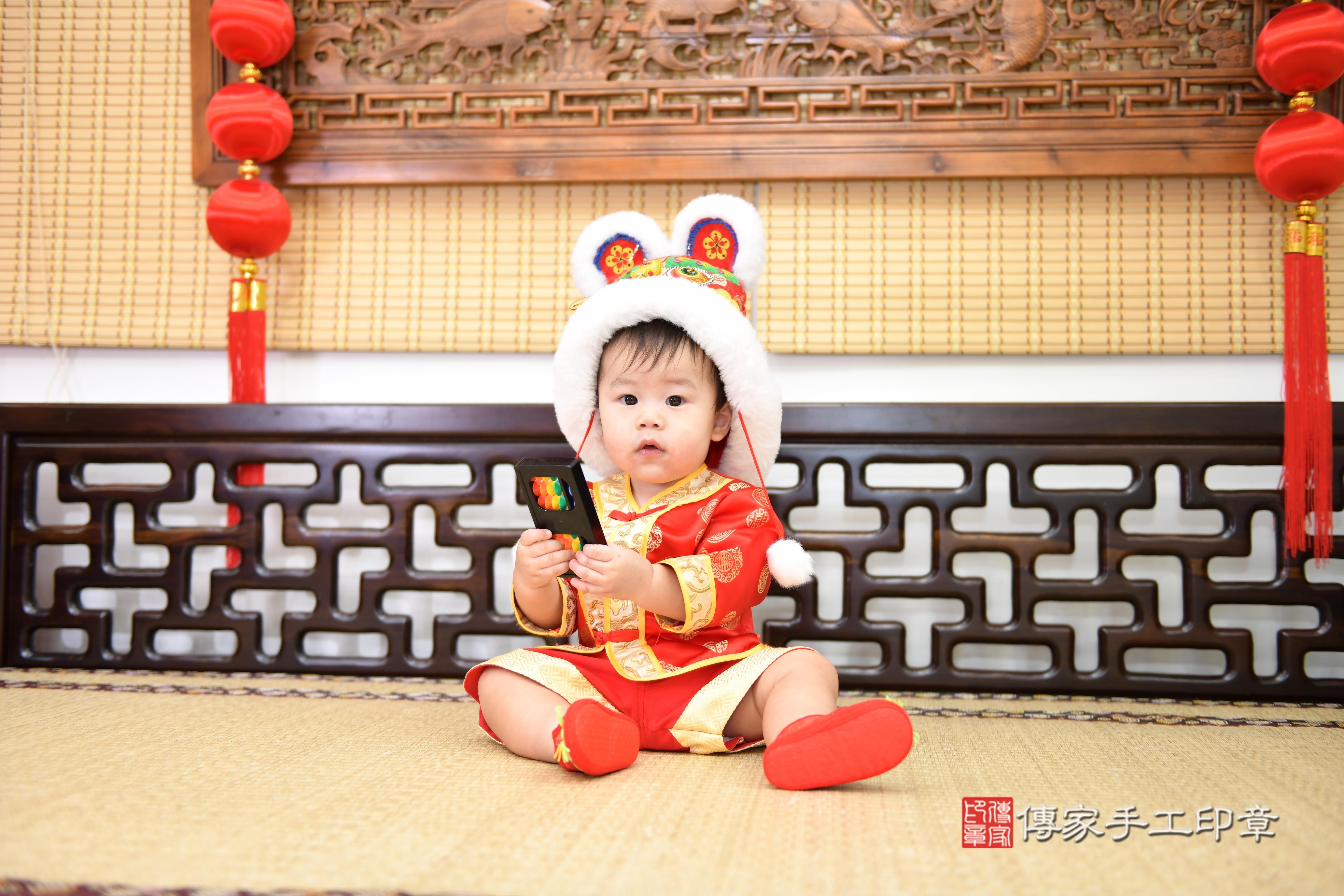 傳家手工印章台南店、抓周、度脺、美式風會場、傳家嬰兒古禮、吉祥話、抓周道具物品24種、拍照。抓周證書。寶寶抓周、滿周歲、生日快樂、祝福