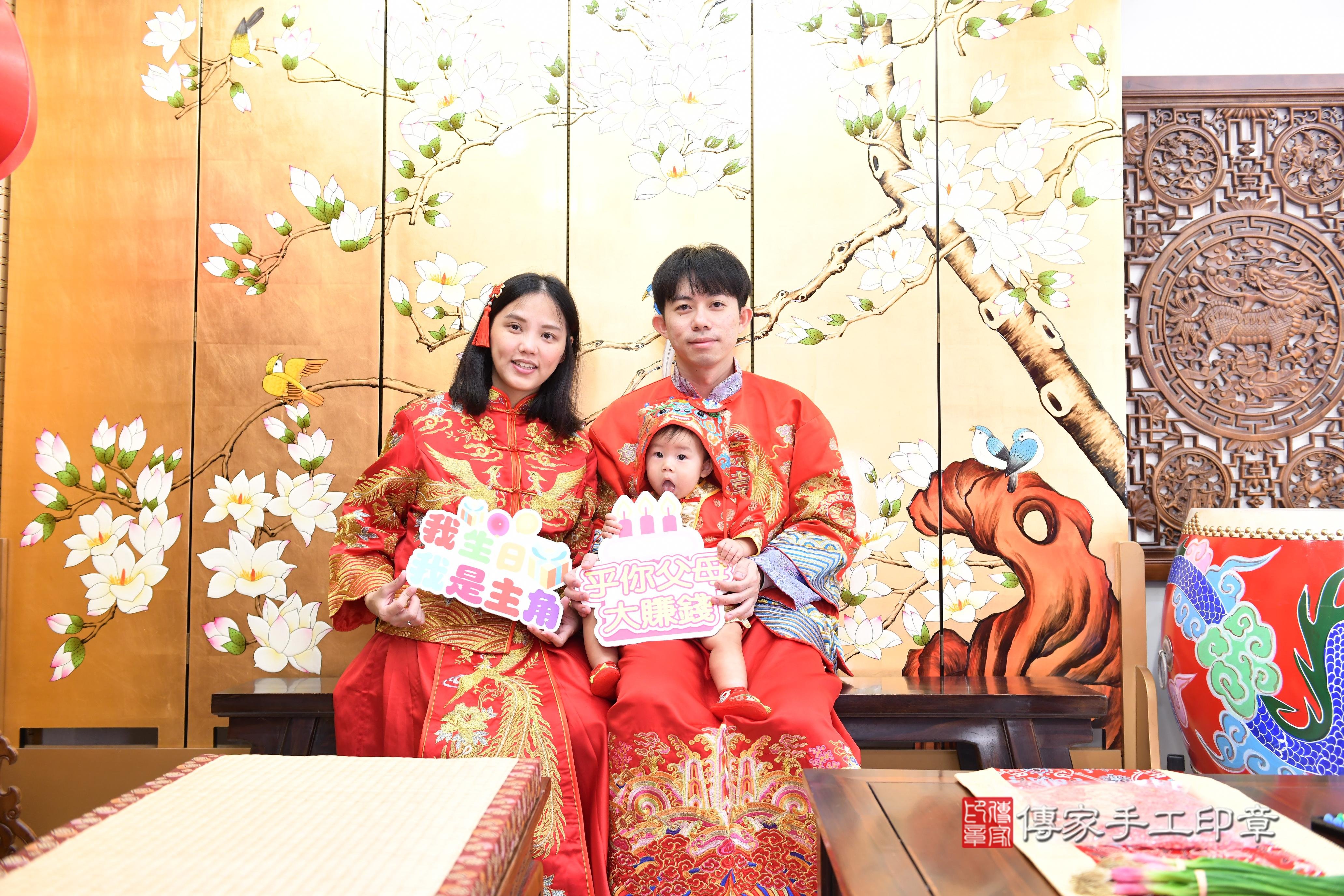 傳家手工印章台南店、抓周、度脺、美式風會場、傳家嬰兒古禮、吉祥話、抓周道具物品24種、拍照。抓周證書。寶寶抓周、滿周歲、生日快樂、祝福