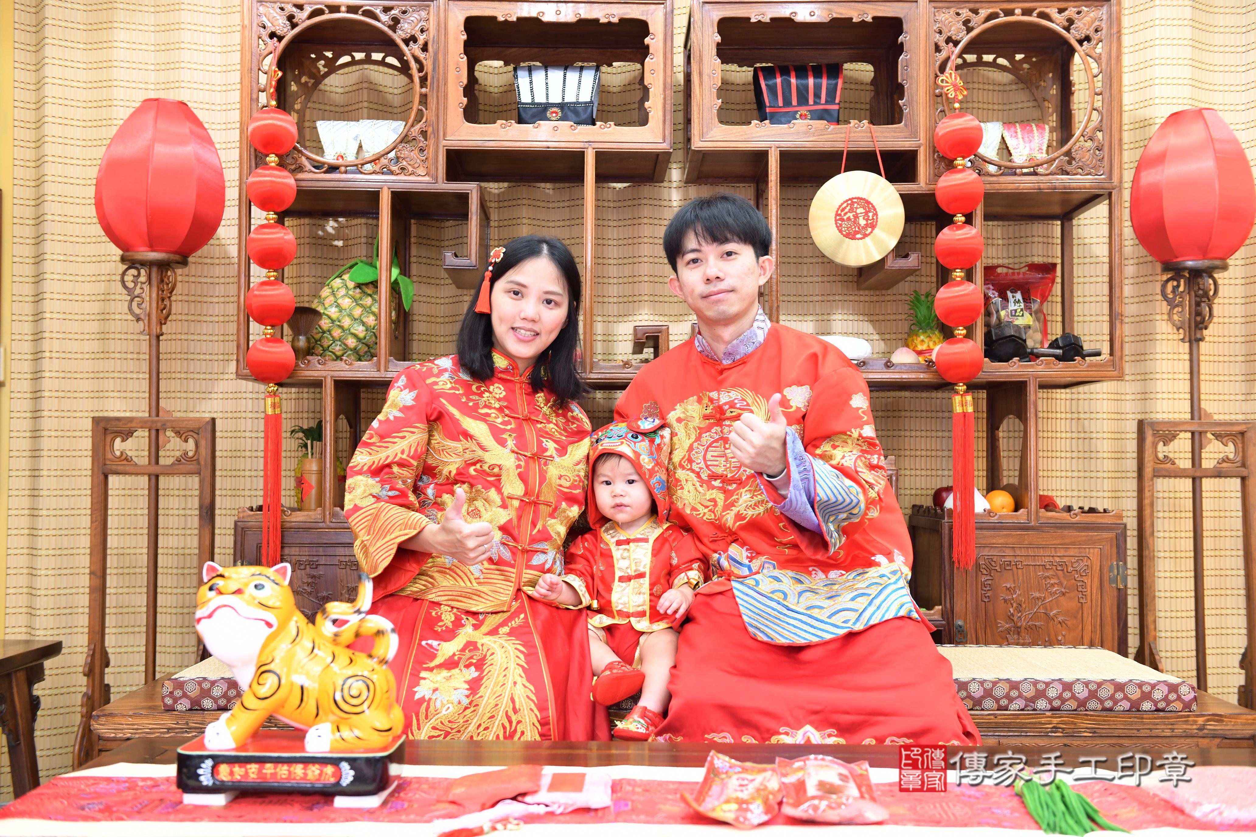 傳家手工印章台南店、抓周、度脺、美式風會場、傳家嬰兒古禮、吉祥話、抓周道具物品24種、拍照。抓周證書。寶寶抓周、滿周歲、生日快樂、祝福