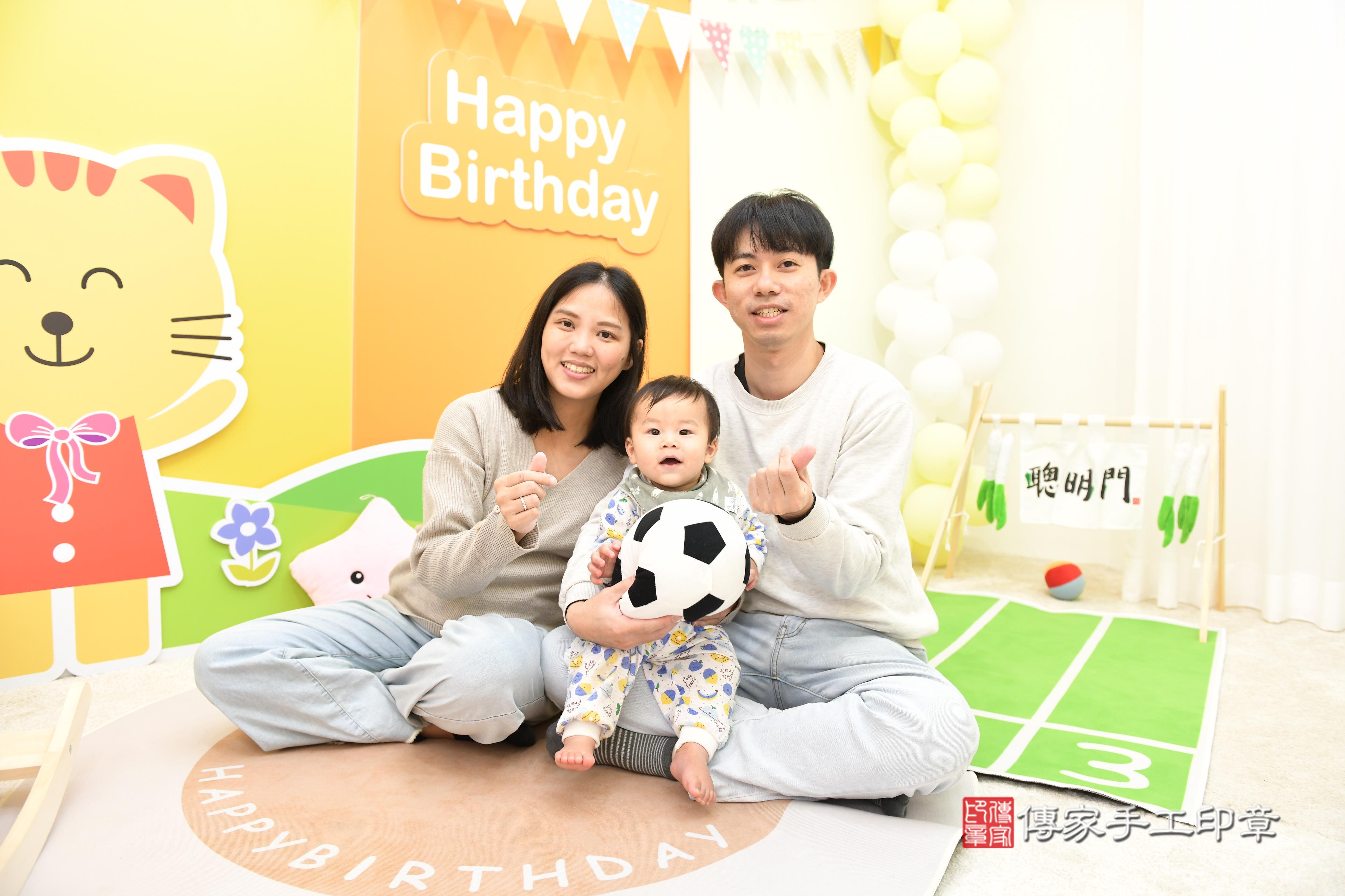 傳家手工印章台南店、抓周、度脺、美式風會場、傳家嬰兒古禮、吉祥話、抓周道具物品24種、拍照。抓周證書。寶寶抓周、滿周歲、生日快樂、祝福