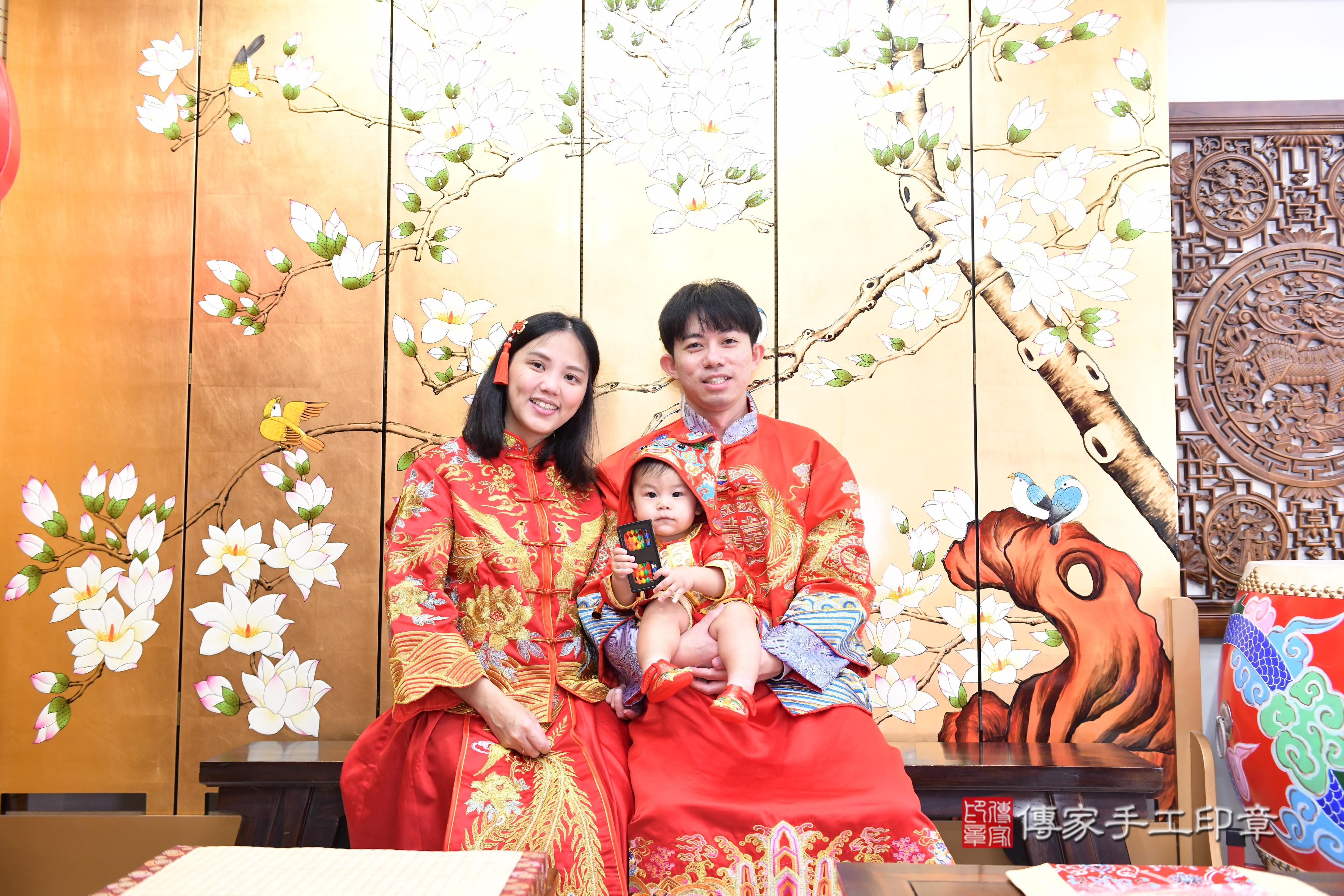 傳家手工印章台南店、抓周、度脺、美式風會場、傳家嬰兒古禮、吉祥話、抓周道具物品24種、拍照。抓周證書。寶寶抓周、滿周歲、生日快樂、祝福