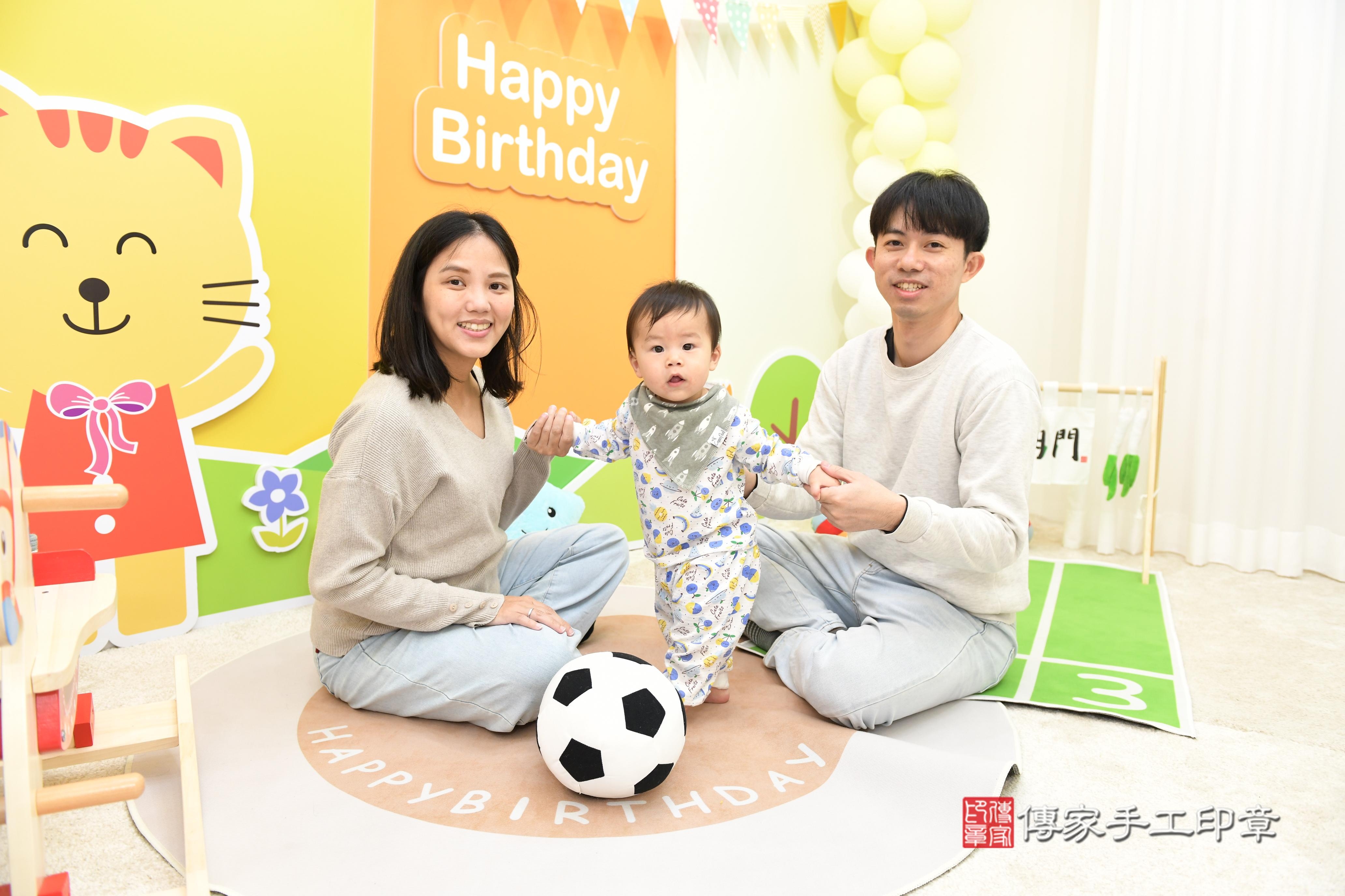 傳家手工印章台南店、抓周、度脺、美式風會場、傳家嬰兒古禮、吉祥話、抓周道具物品24種、拍照。抓周證書。寶寶抓周、滿周歲、生日快樂、祝福