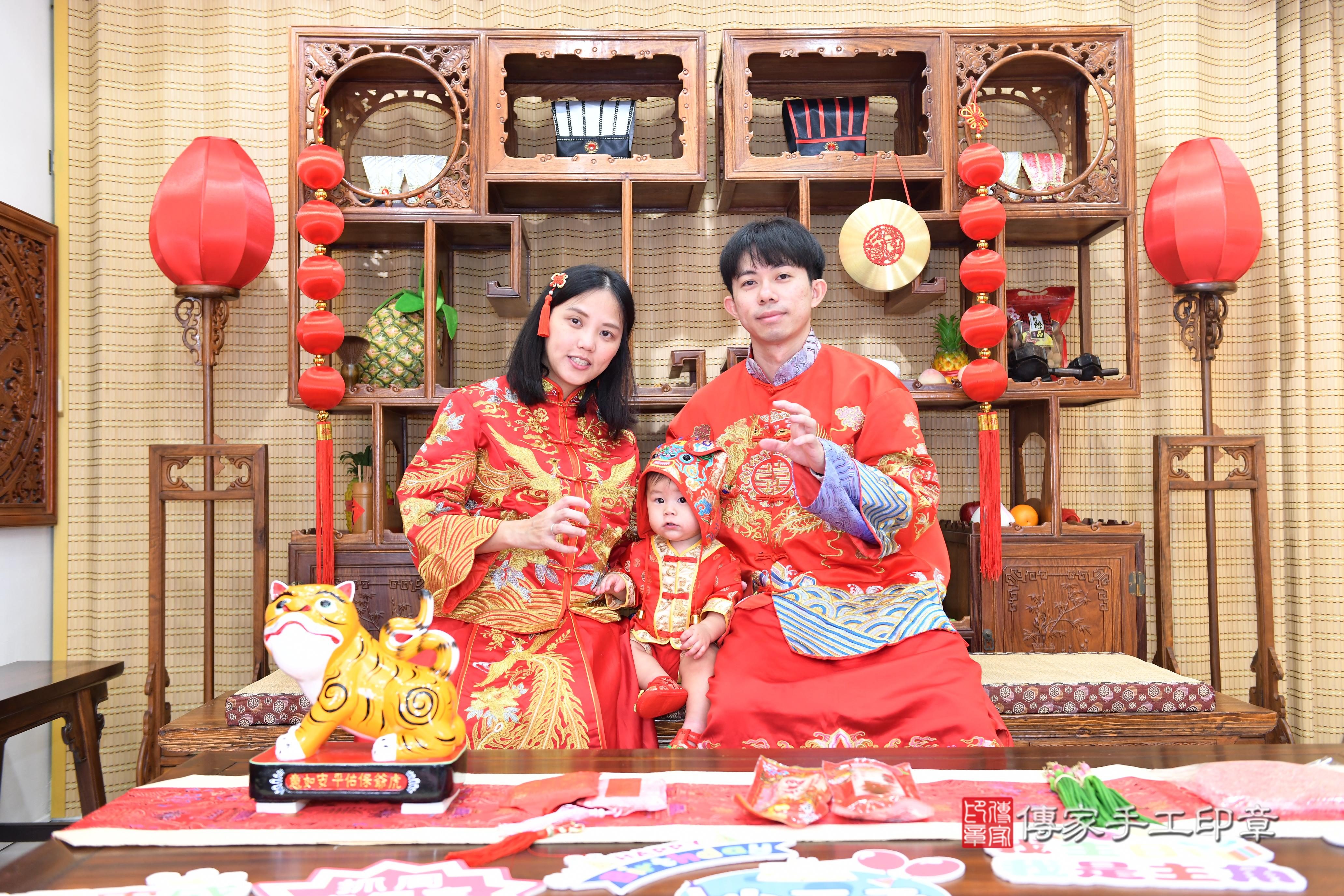 傳家手工印章台南店、抓周、度脺、美式風會場、傳家嬰兒古禮、吉祥話、抓周道具物品24種、拍照。抓周證書。寶寶抓周、滿周歲、生日快樂、祝福