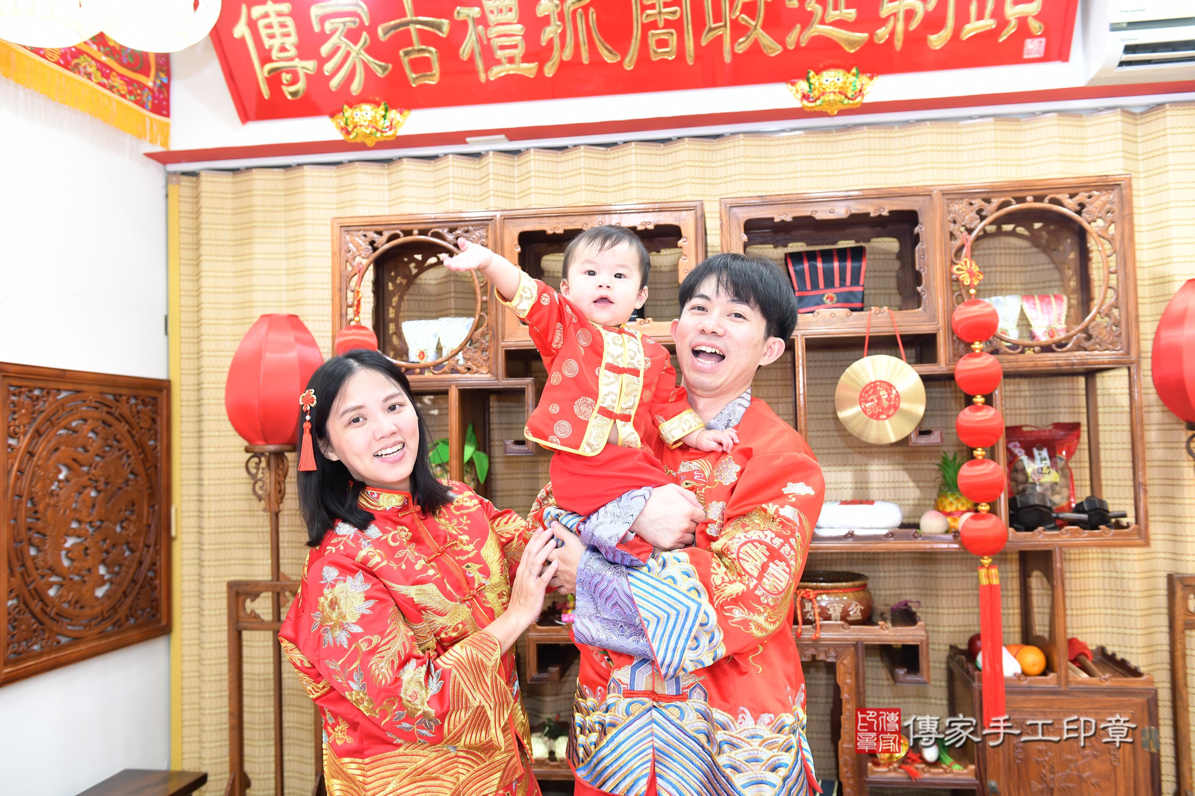 傳家手工印章台南店、抓周、度脺、美式風會場、傳家嬰兒古禮、吉祥話、抓周道具物品24種、拍照。抓周證書。寶寶抓周、滿周歲、生日快樂、祝福