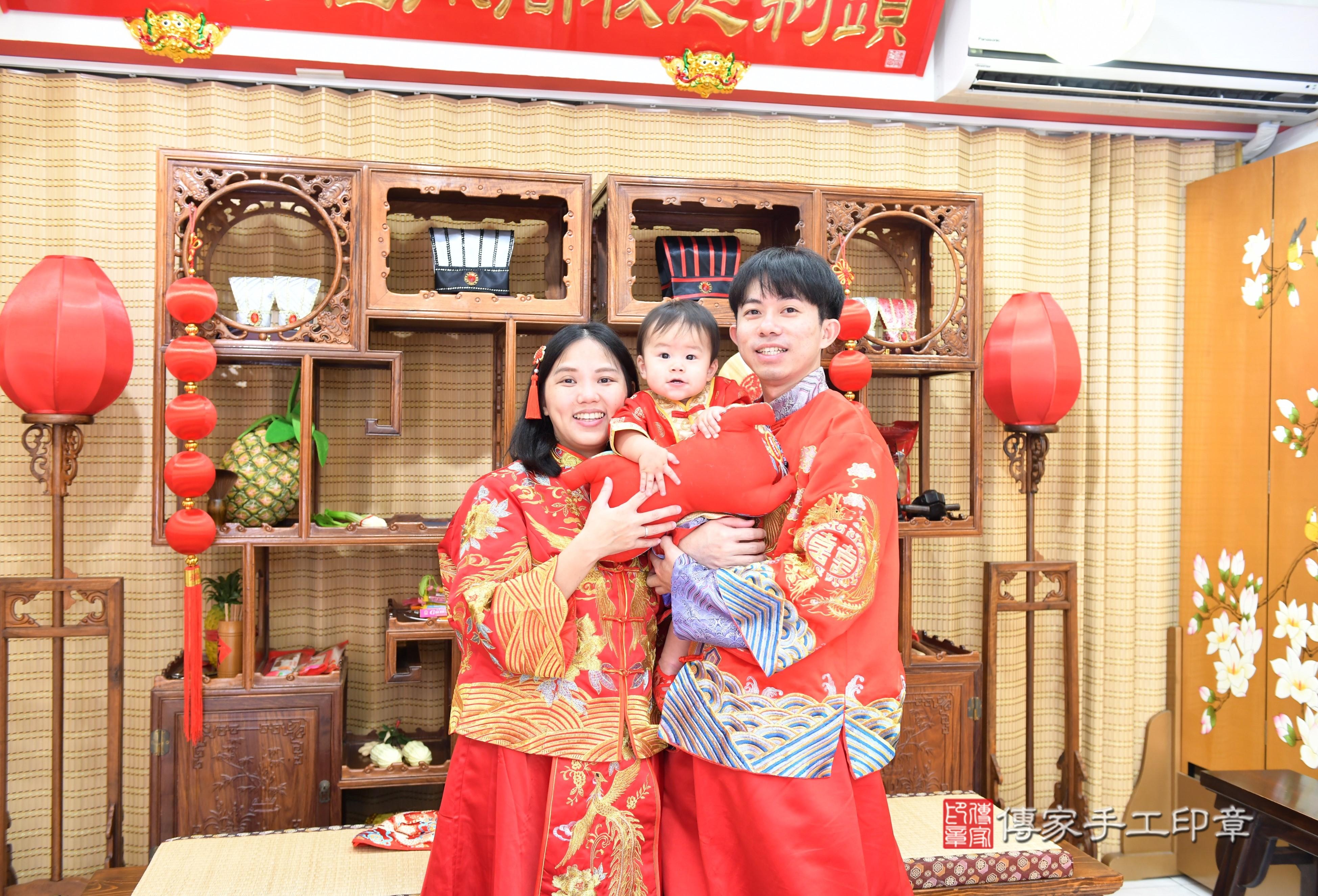 傳家手工印章台南店、抓周、度脺、美式風會場、傳家嬰兒古禮、吉祥話、抓周道具物品24種、拍照。抓周證書。寶寶抓周、滿周歲、生日快樂、祝福