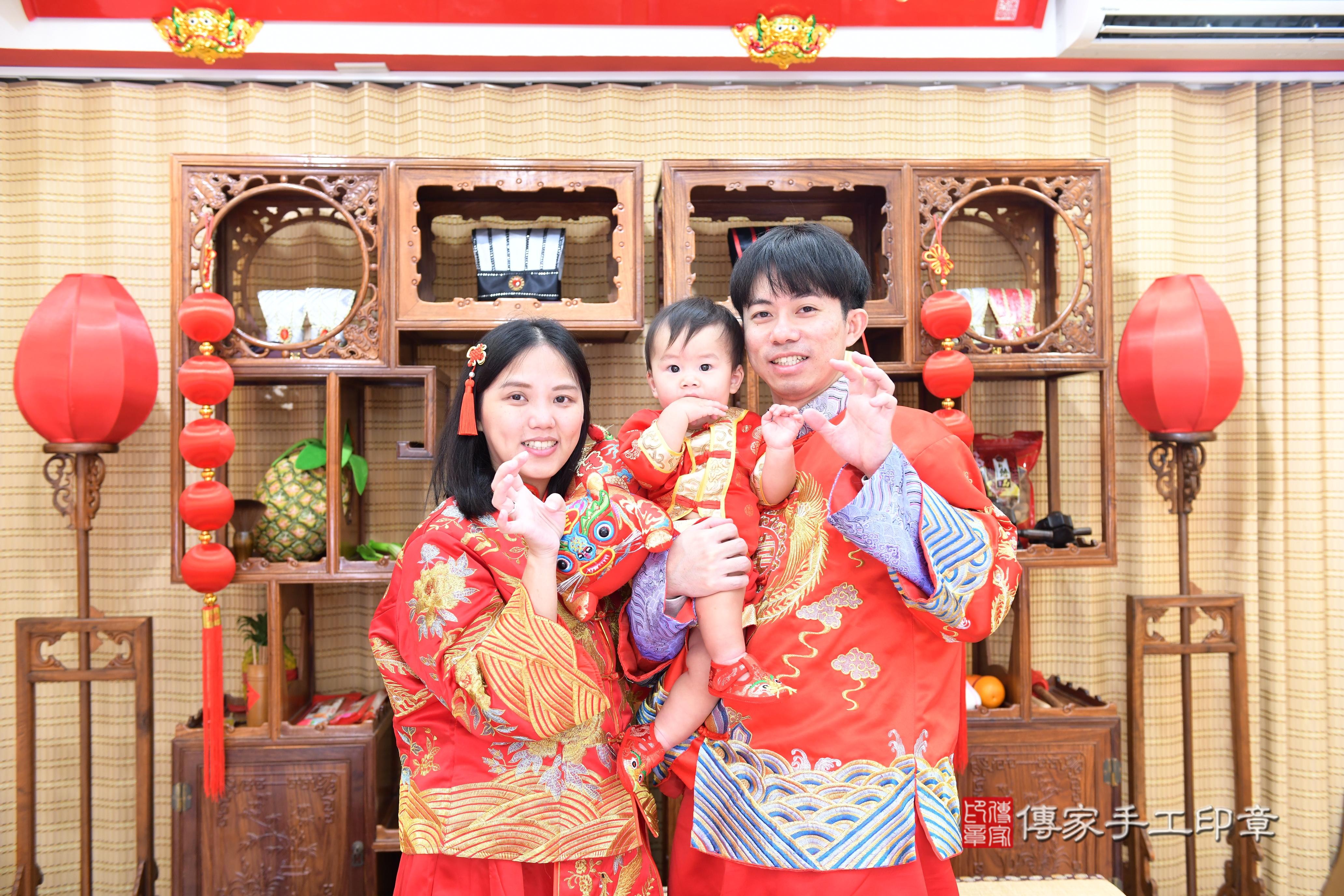 傳家手工印章台南店、抓周、度脺、美式風會場、傳家嬰兒古禮、吉祥話、抓周道具物品24種、拍照。抓周證書。寶寶抓周、滿周歲、生日快樂、祝福