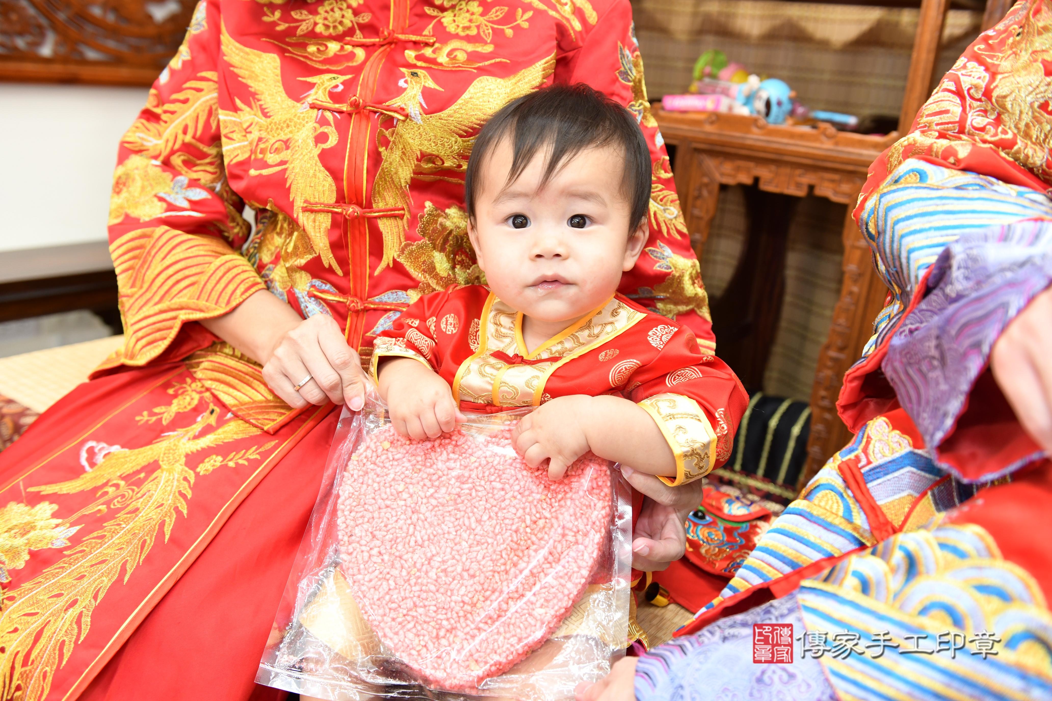 傳家手工印章台南店、抓周、度脺、美式風會場、傳家嬰兒古禮、吉祥話、抓周道具物品24種、拍照。抓周證書。寶寶抓周、滿周歲、生日快樂、祝福