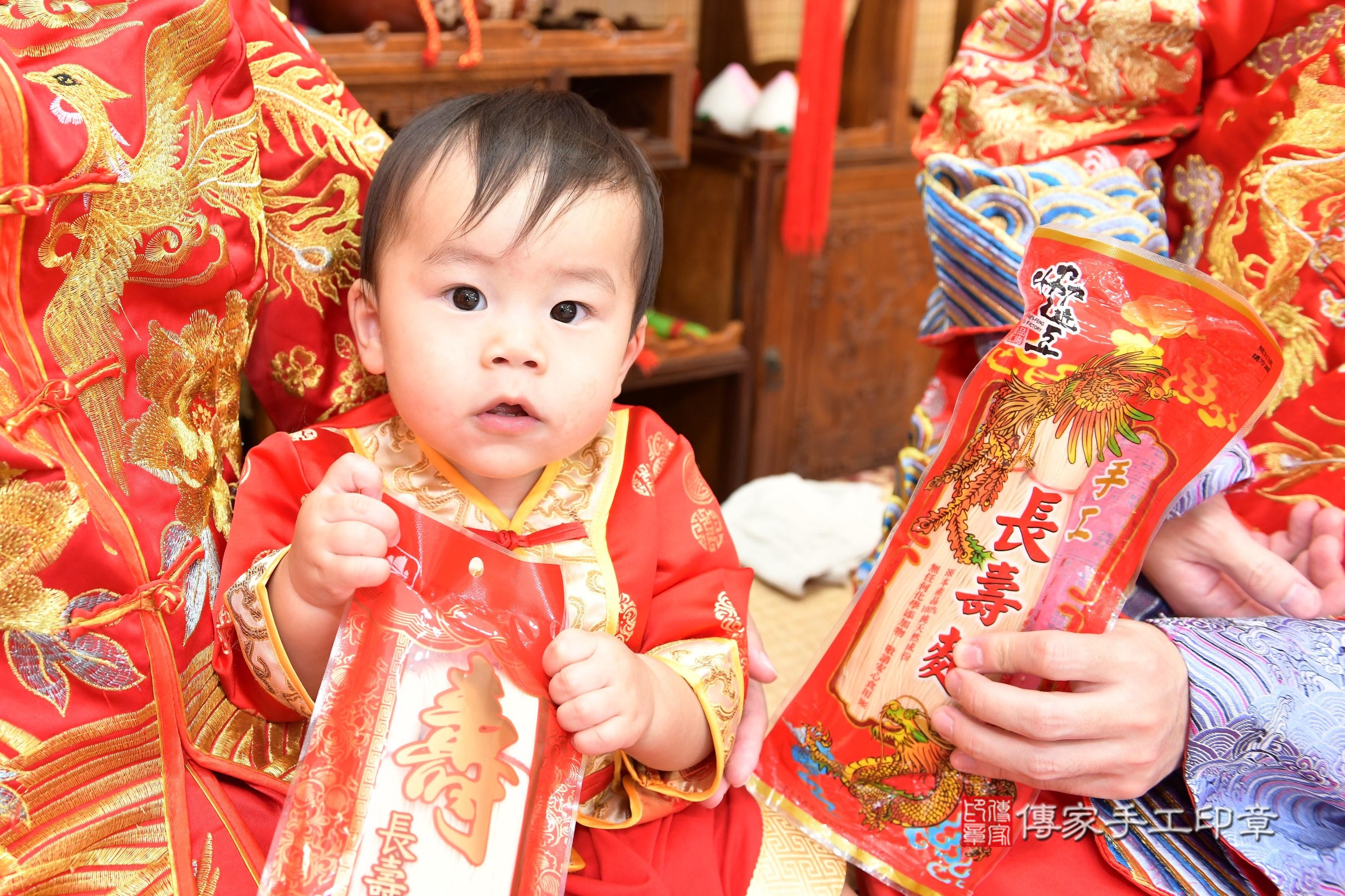 傳家手工印章台南店、抓周、度脺、美式風會場、傳家嬰兒古禮、吉祥話、抓周道具物品24種、拍照。抓周證書。寶寶抓周、滿周歲、生日快樂、祝福