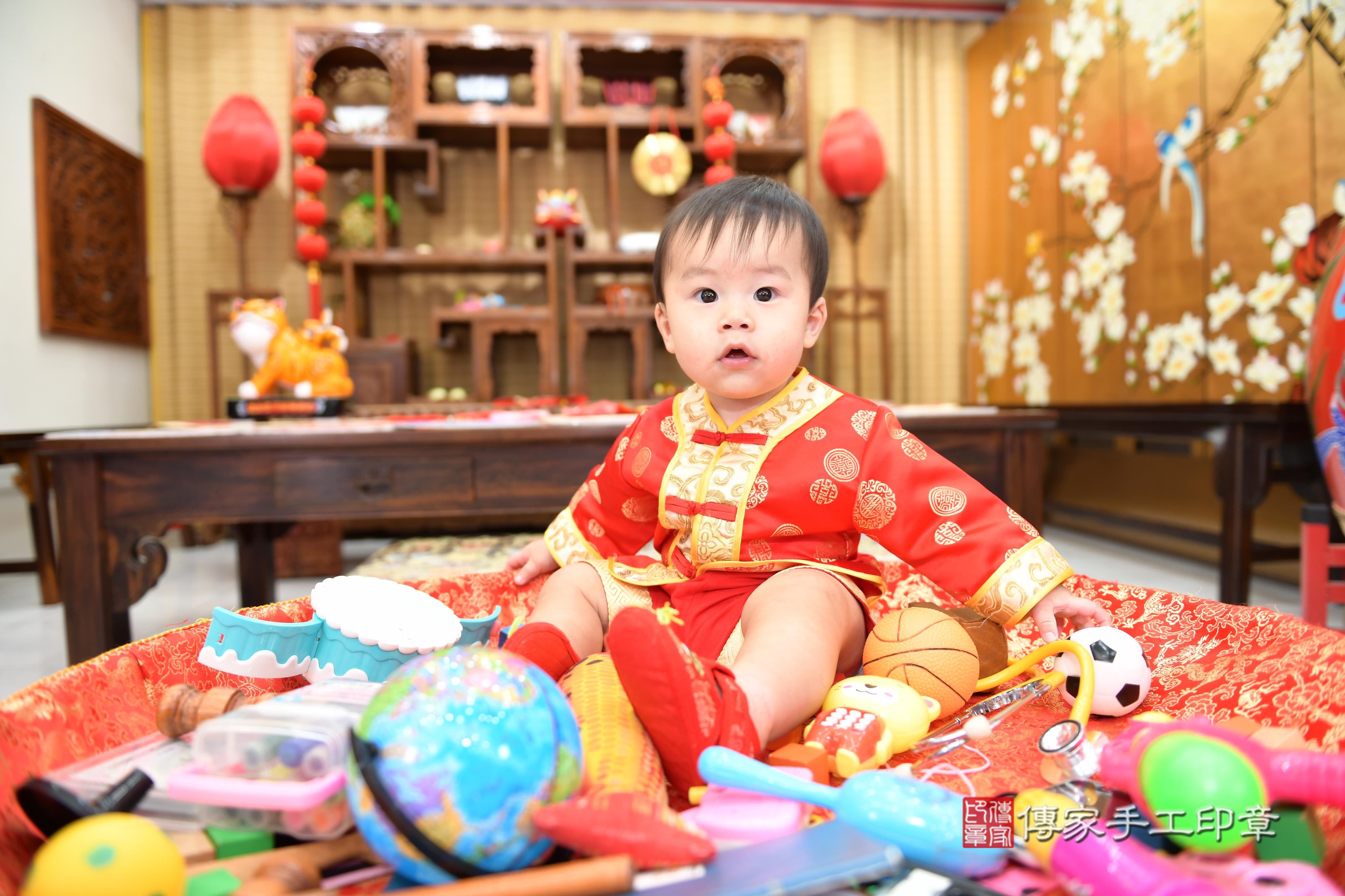 傳家手工印章台南店、抓周、度脺、美式風會場、傳家嬰兒古禮、吉祥話、抓周道具物品24種、拍照。抓周證書。寶寶抓周、滿周歲、生日快樂、祝福