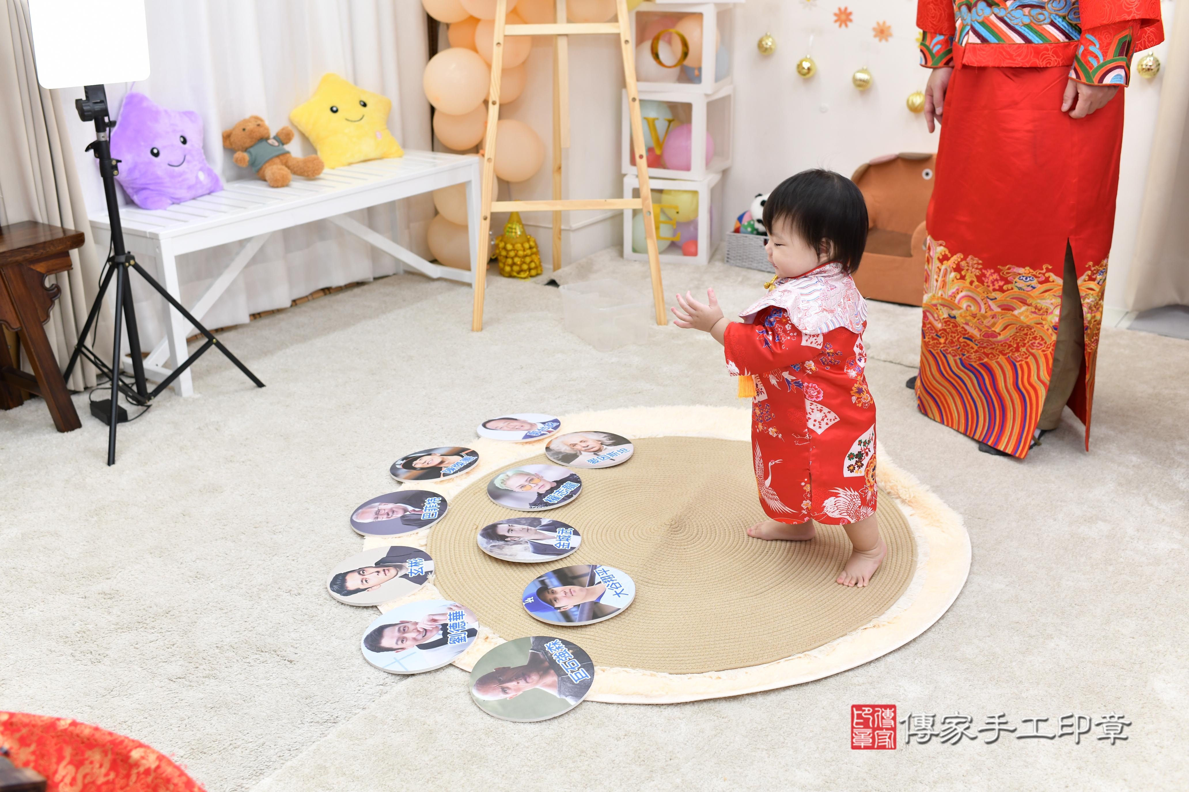 傳家手工印章台南店、抓周、度脺、美式風會場、傳家嬰兒古禮、吉祥話、抓周道具物品24種、拍照。抓周證書。寶寶抓周、滿周歲、生日快樂、祝福